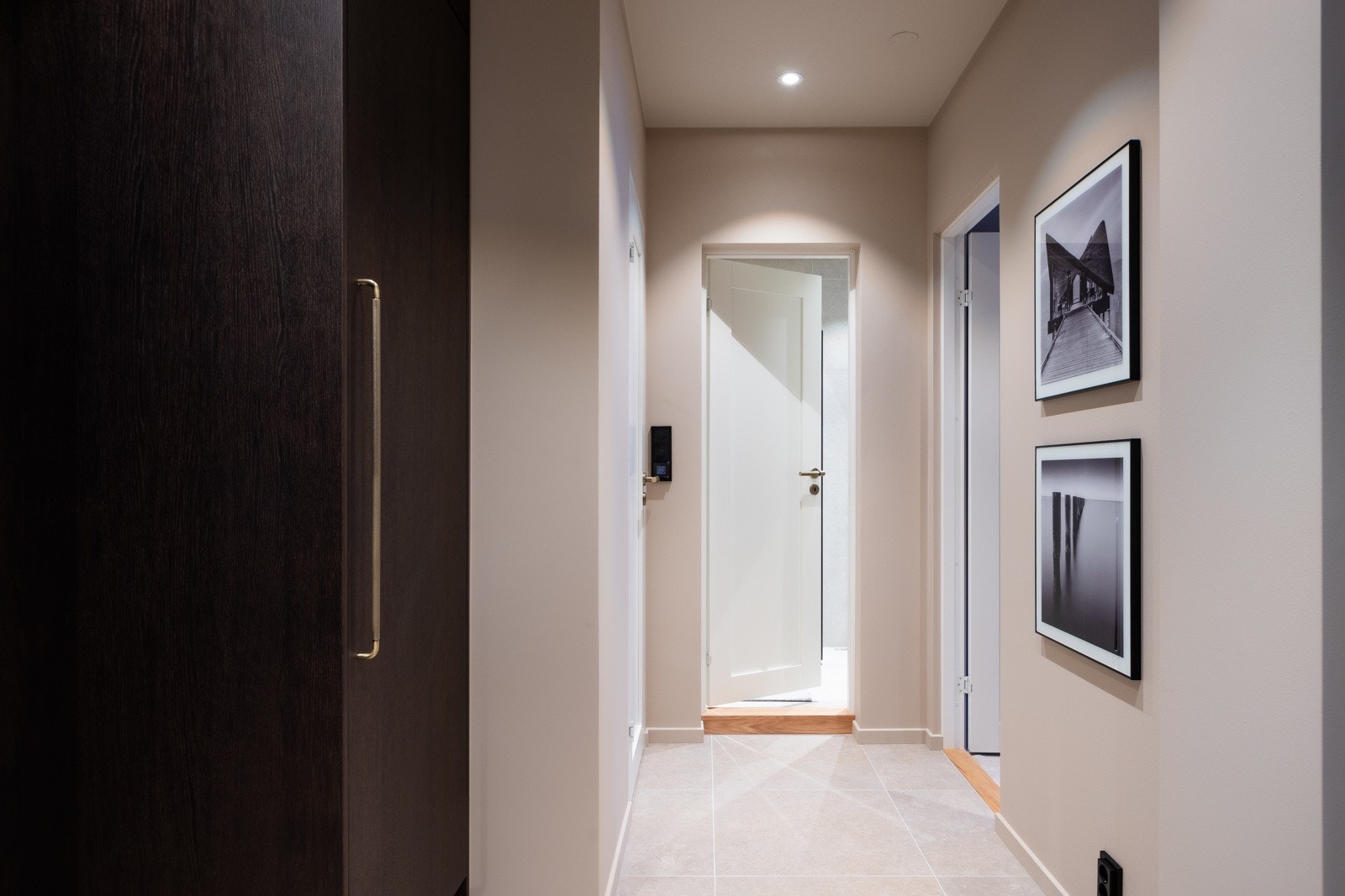 Adkomst til hovedsoverom, stort velværebad og vaskerom fra entré. Galleribilde