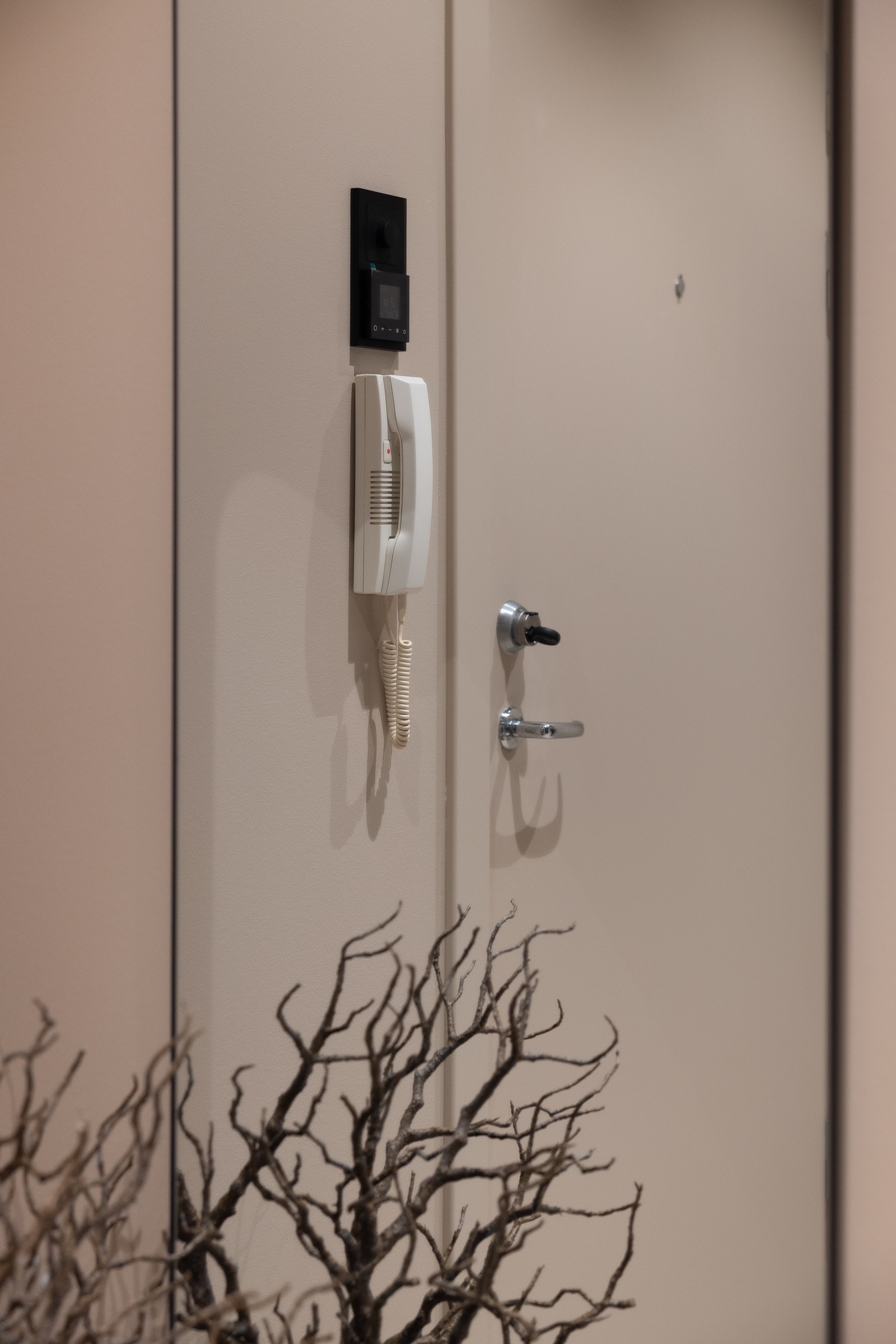 Pen lysbryter, termostat for gulvvarme i entré og dørcalling. Galleribilde