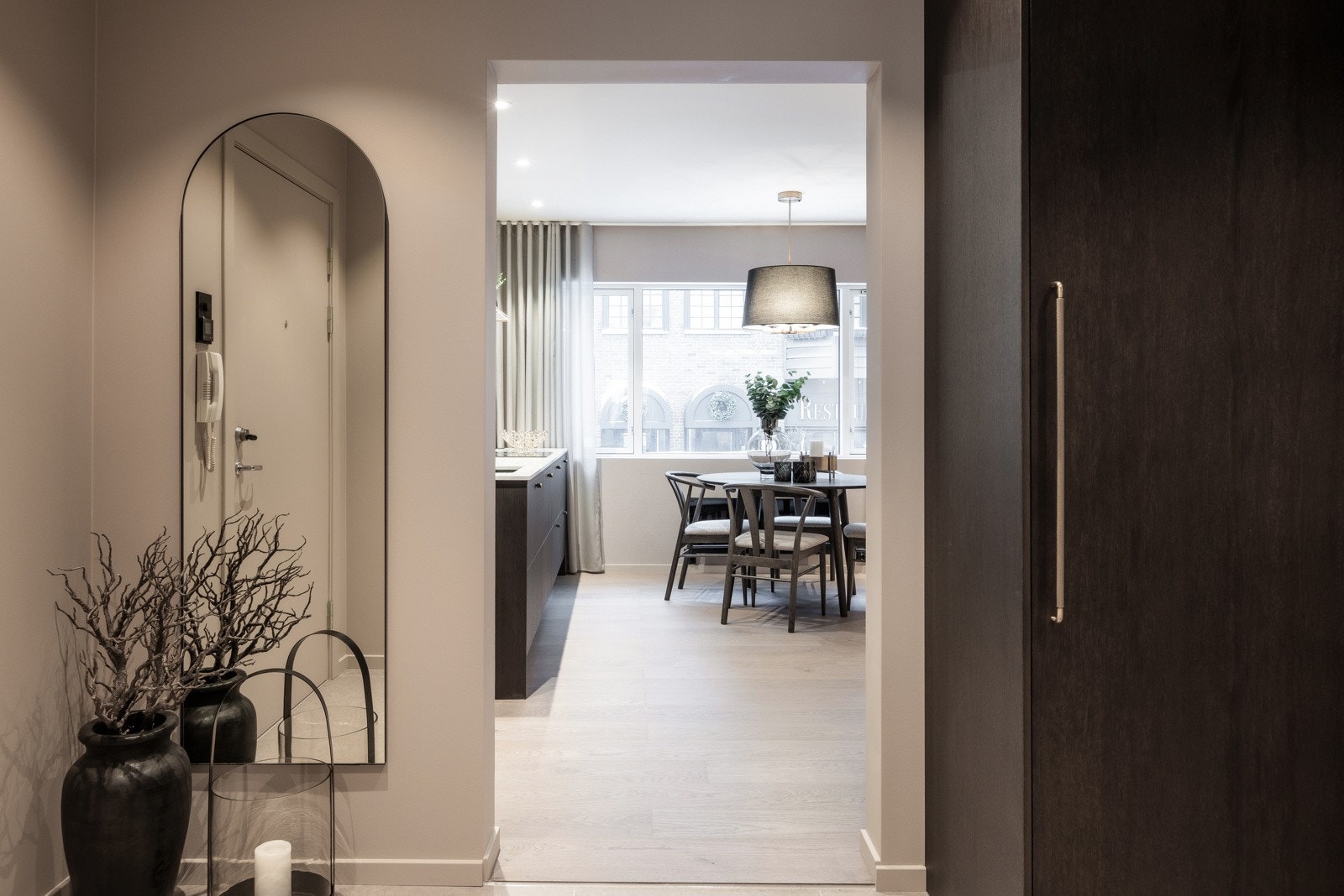 Adkomst til kjøkken fra entré. Gjennomgående planløsning skaper rikelig med naturlig lysinnslipp. Galleribilde