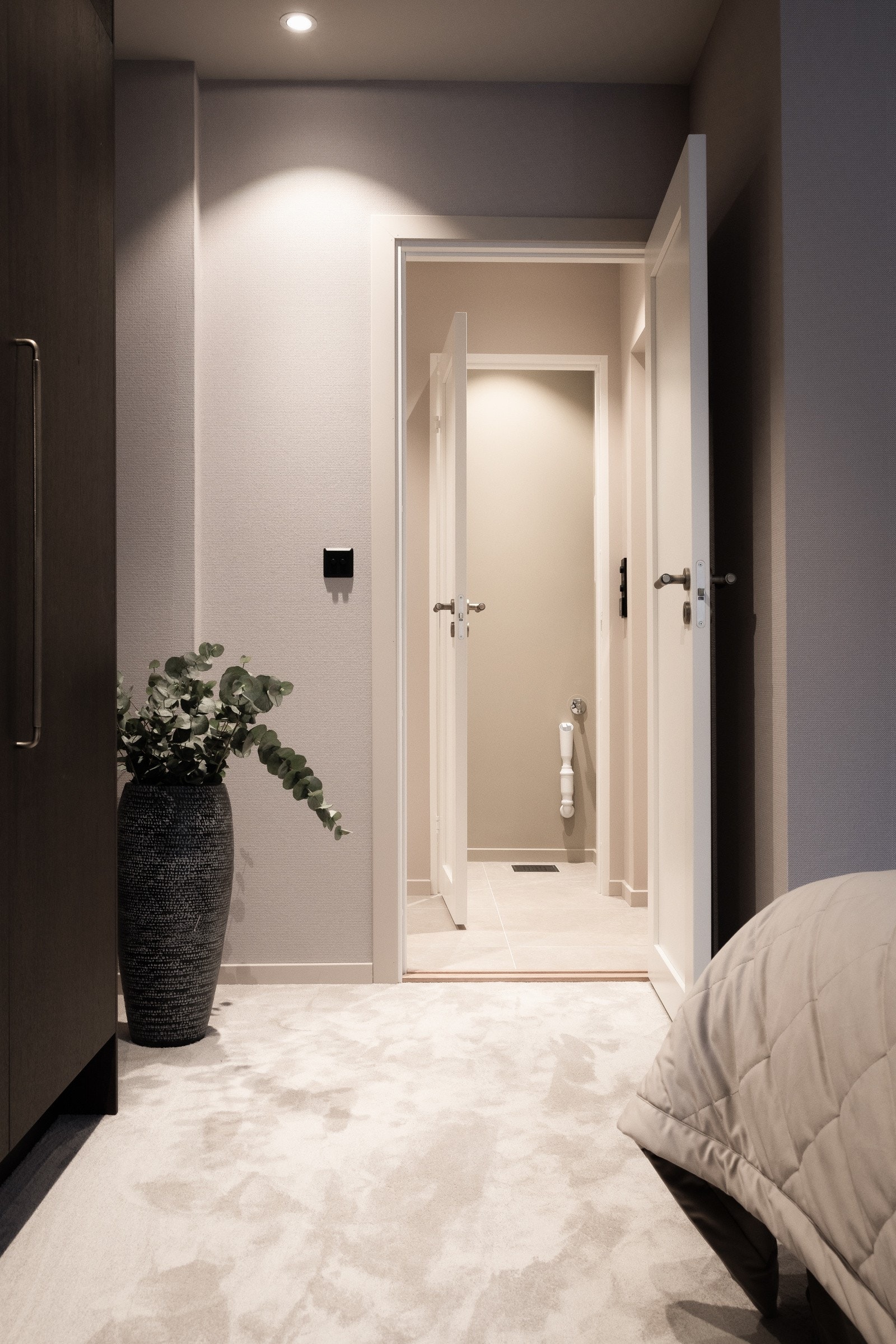 Kort vei for nyvaskede klær inn i skap. Galleribilde