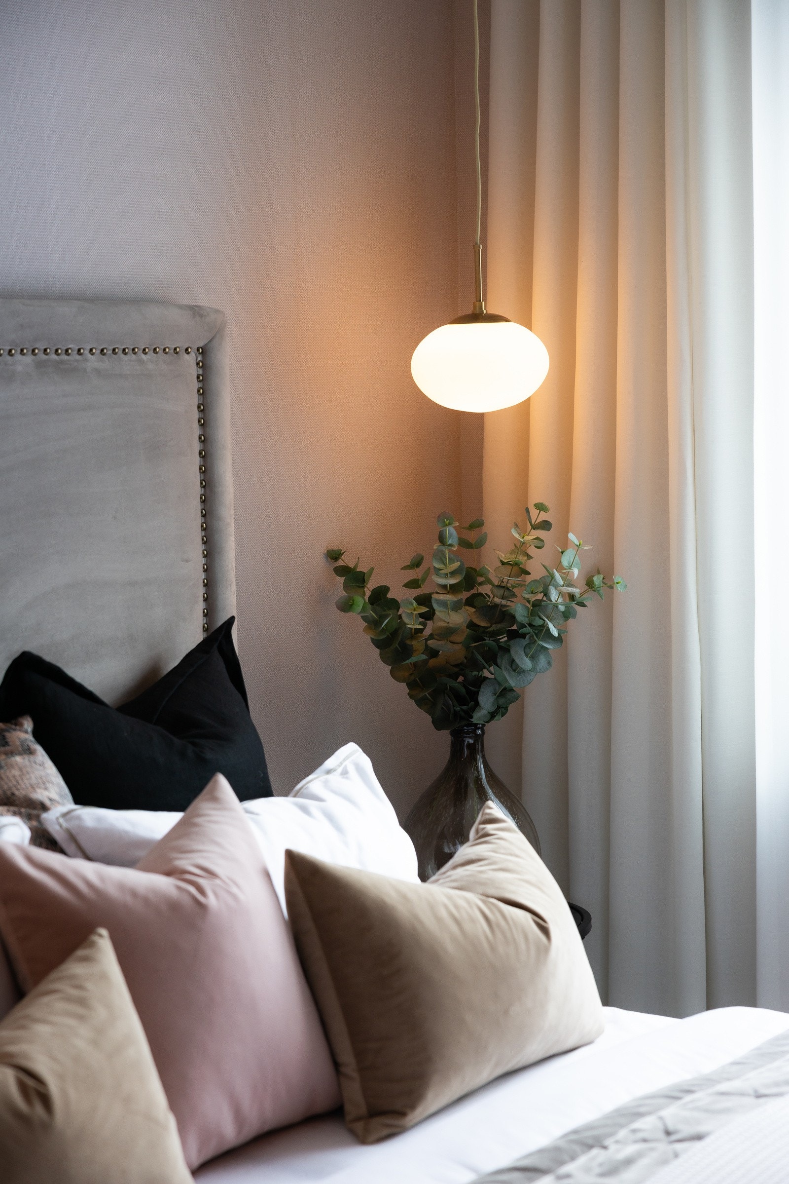 Hovedsoverommet vender ut mot stille bakgård. Nye vinduer fra 2023 i hele boligen. Målbestilte eksklusive gardiner medfølger. Galleribilde