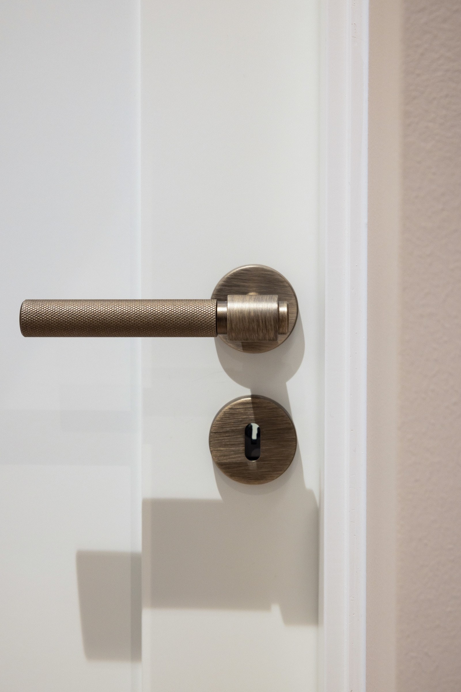 Stilfulle solide håndtak inn til hovedsoverom. Galleribilde