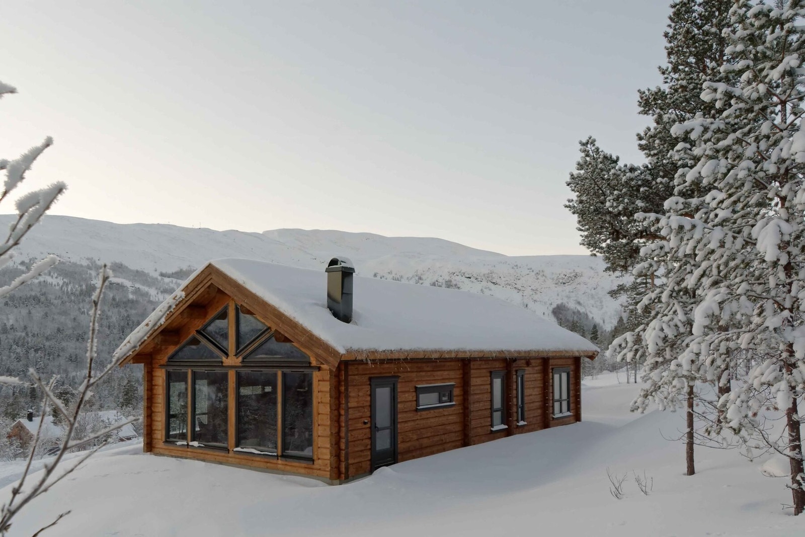 Hyttemodellen Blåfjell, ferdig oppsatt på romslig tomt på Lemonsjøen Galleribilde