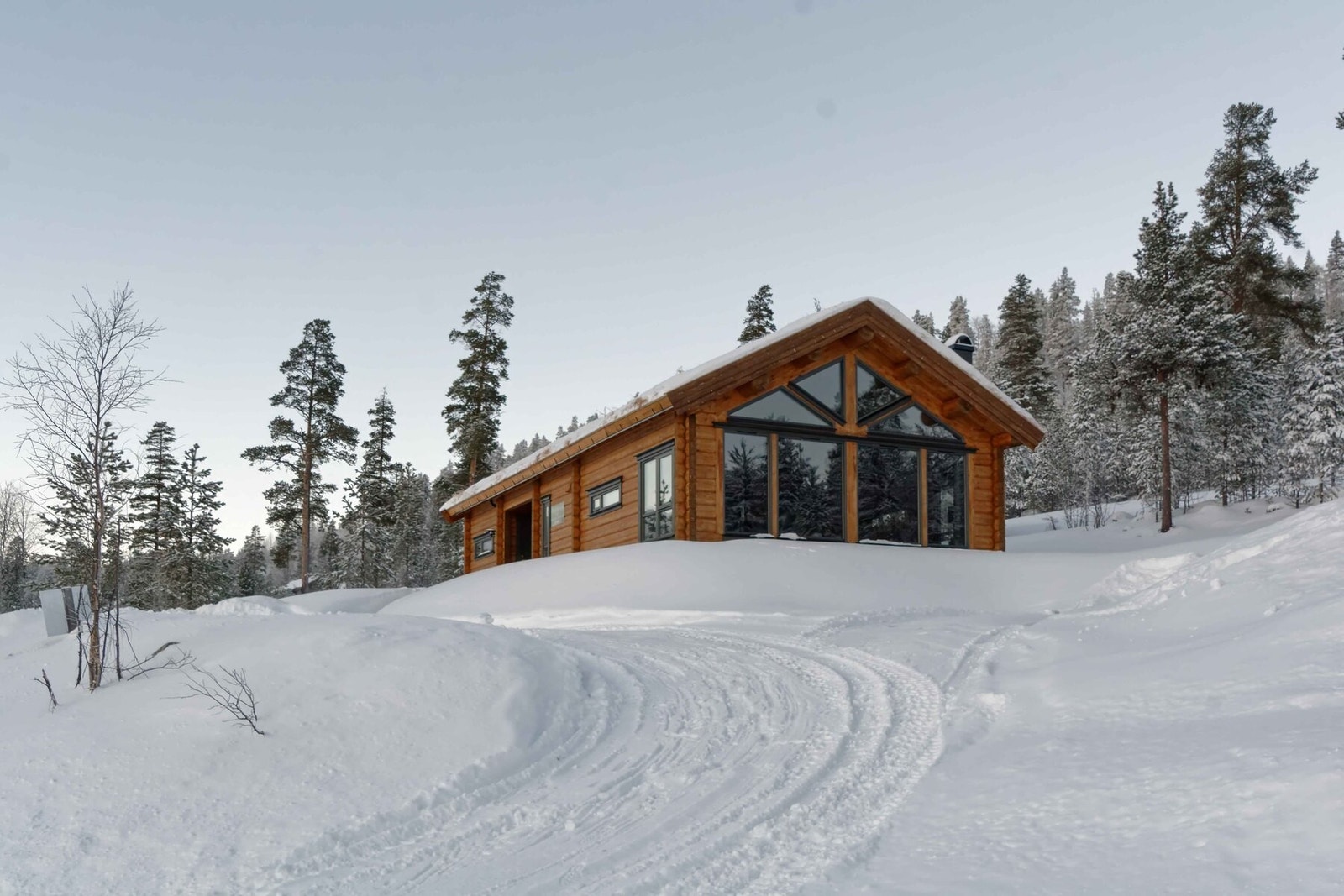 Hyttemodellen Blåfjell, ferdig oppsatt på romslig tomt på Lemonsjøen Galleribilde