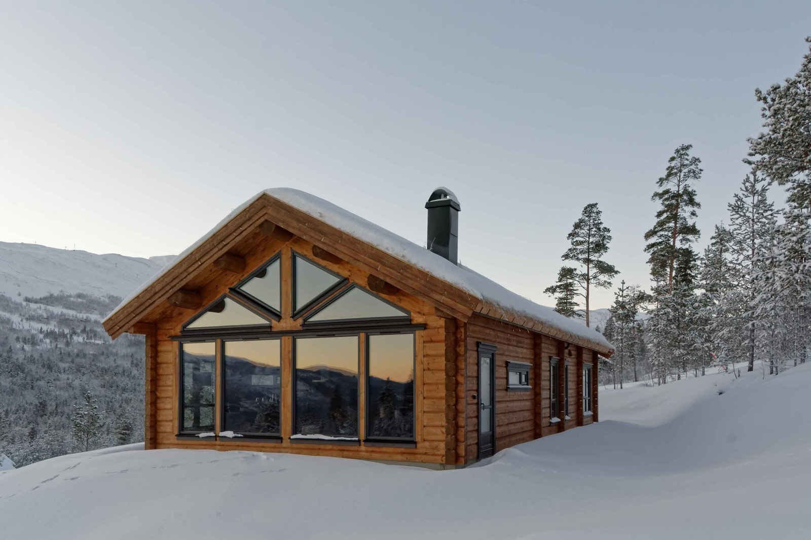 Hyttemodellen Blåfjell, ferdig oppsatt på romslig tomt på Lemonsjøen Galleribilde