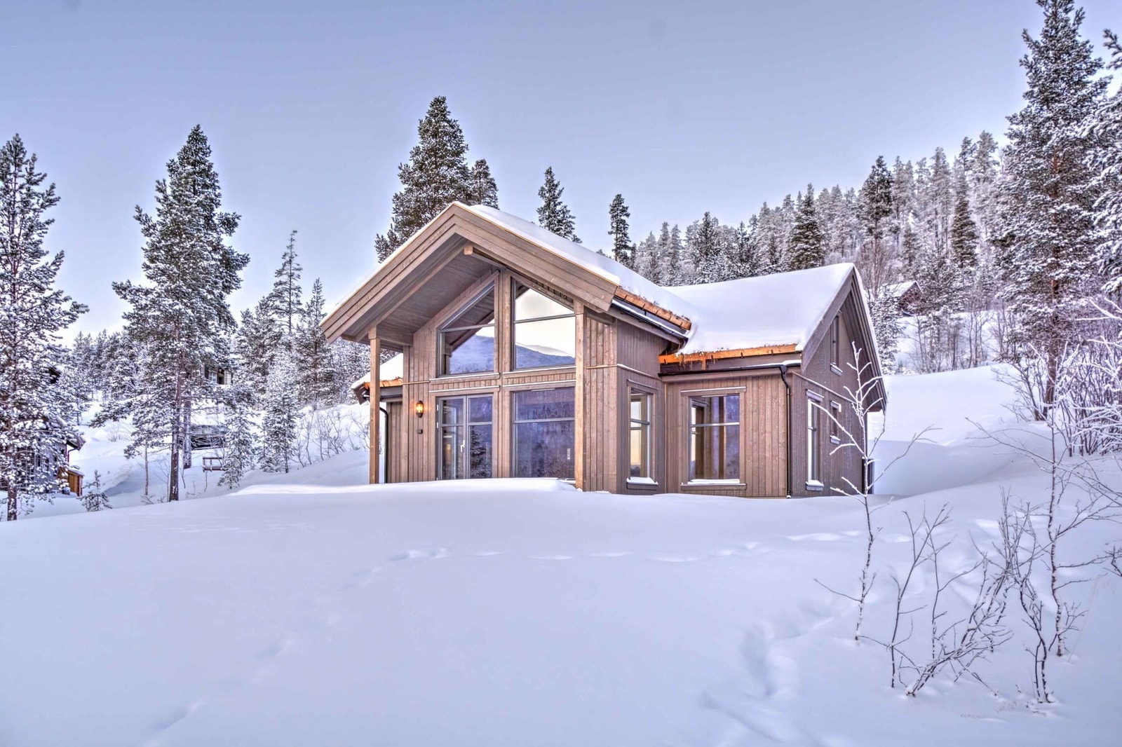Polar 88 er en flott hytte med panoramavinduer som slipper lyset og naturen inn Galleribilde