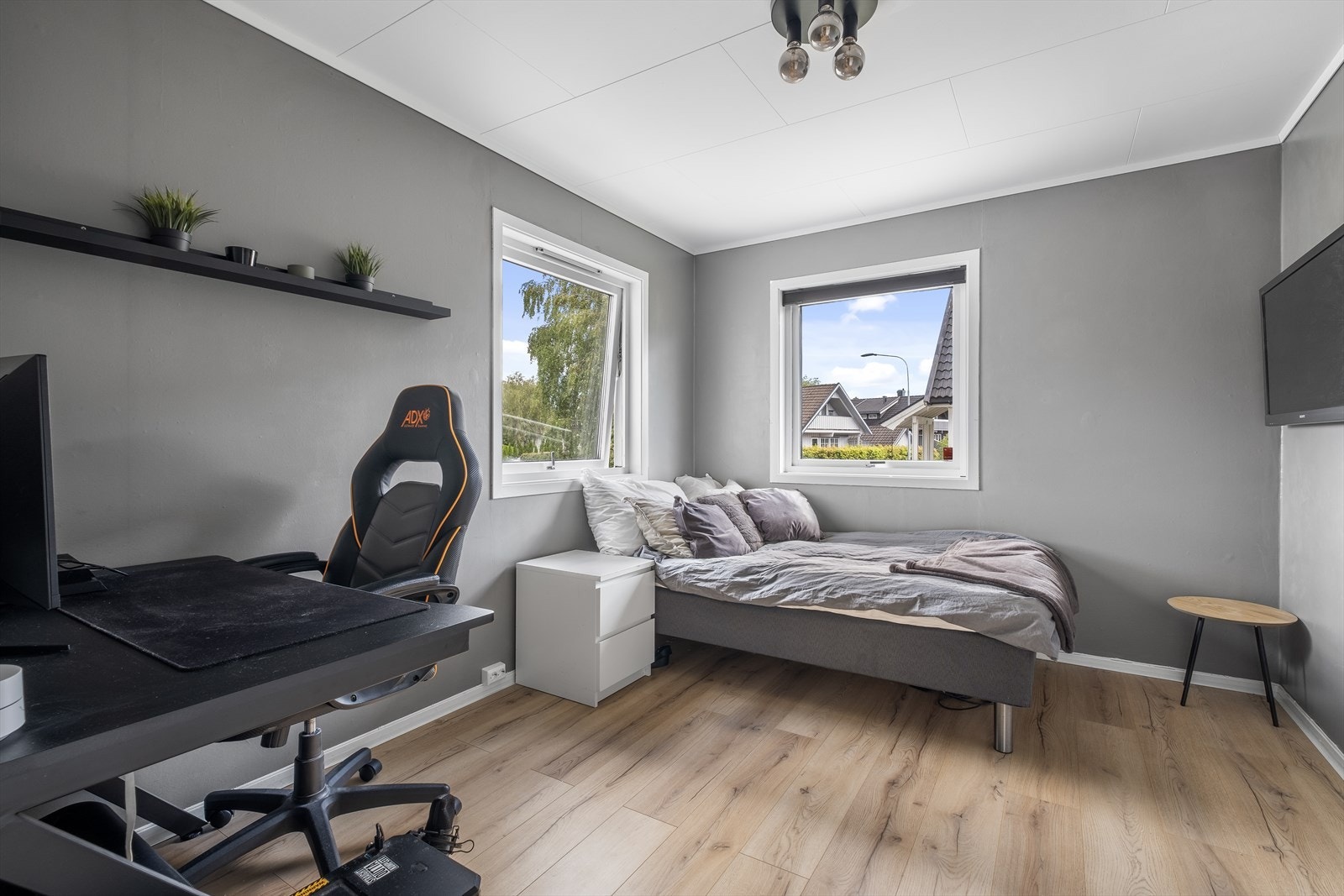 Soverom i 1. etasje med laminat på gulv Galleribilde