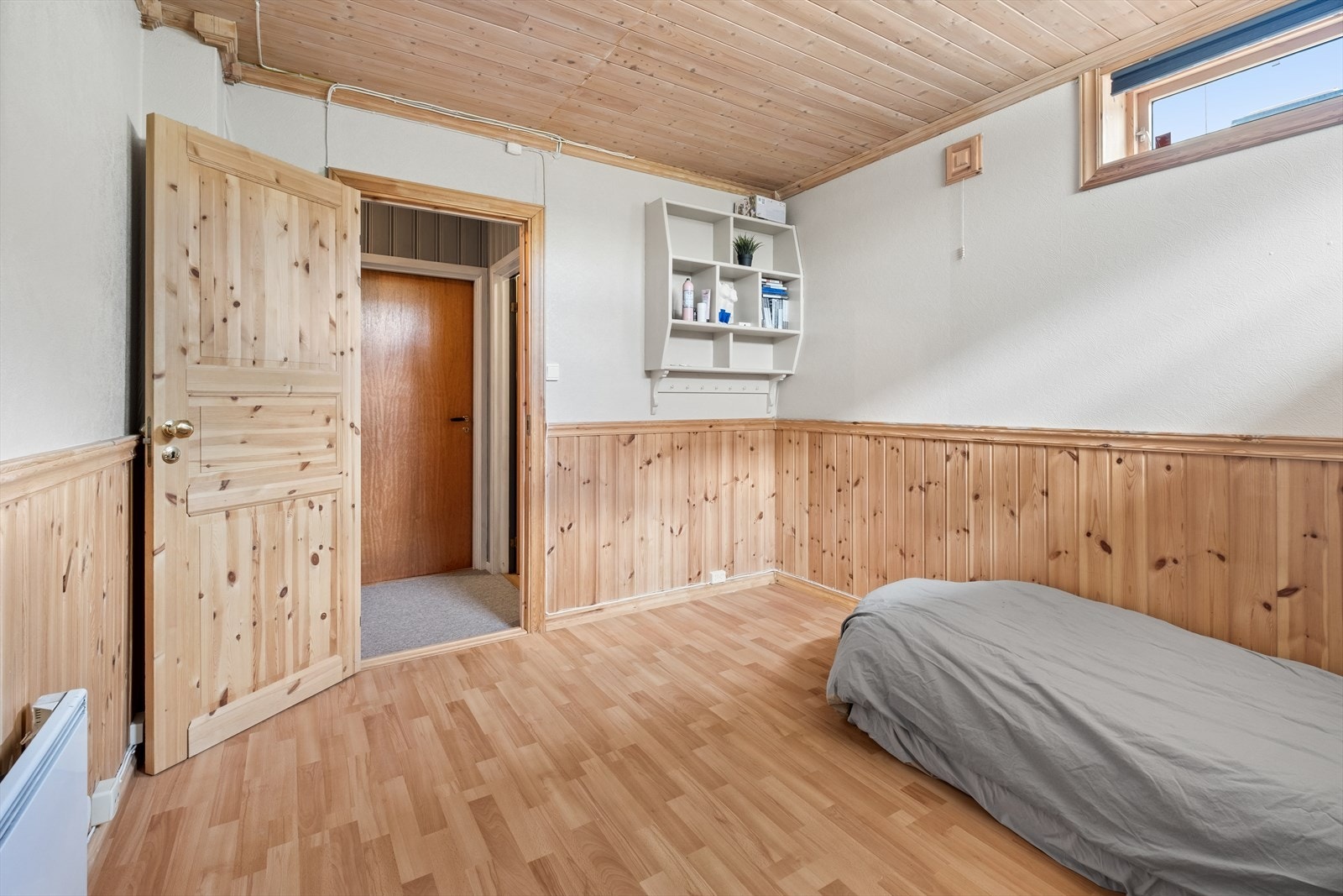 Rommet oppleves romslig og døren du ser i bilde fører til boden Galleribilde