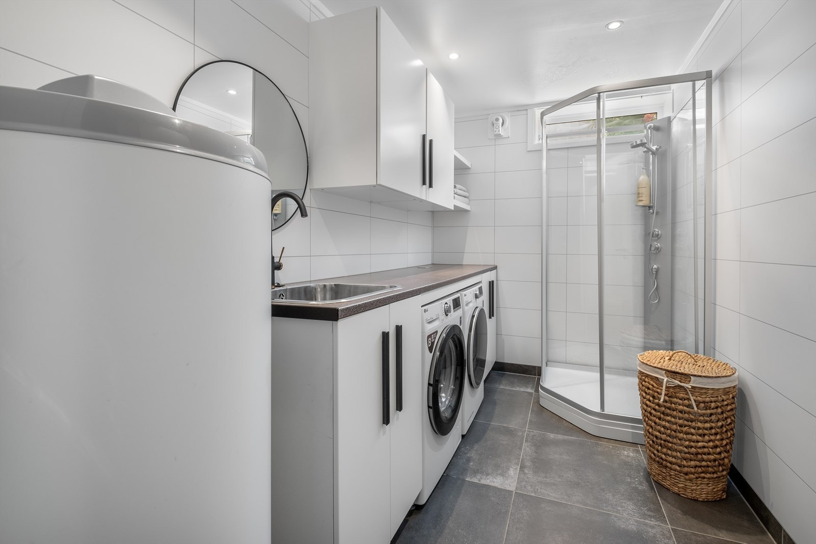 Flislagt vaskerom med varmekabler i gulv fra 2021 med godt med benkeplass og skapplass. Innredet med dusjkabinett og VVB Galleribilde