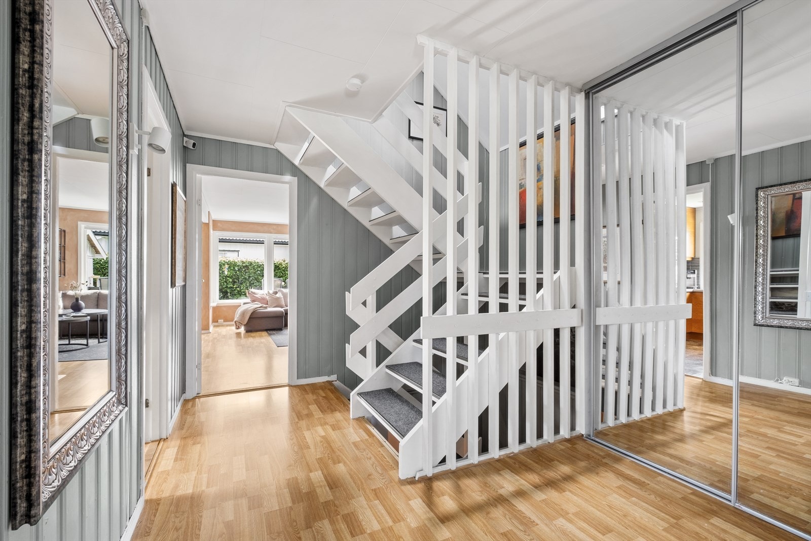 Hall med garderobeskap med speil og kjøkken til venstre Galleribilde