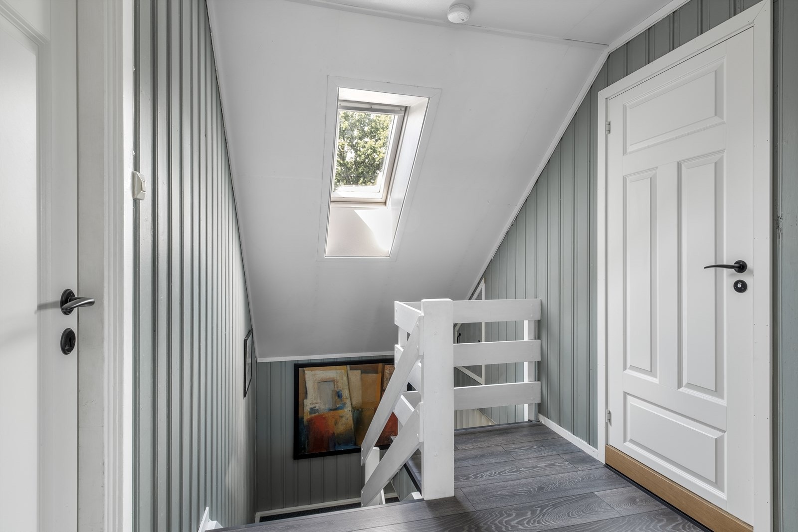 Laminat på gulv i hall. Sentralstøvsuger i boligen Galleribilde