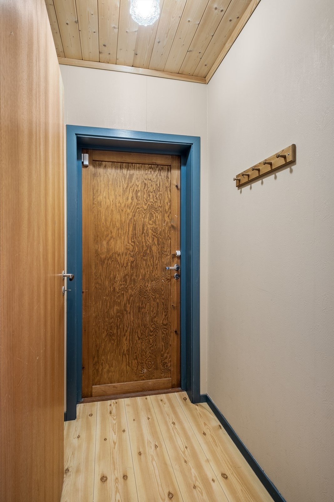 Vindfang med knaggrekke og døren ut Galleribilde