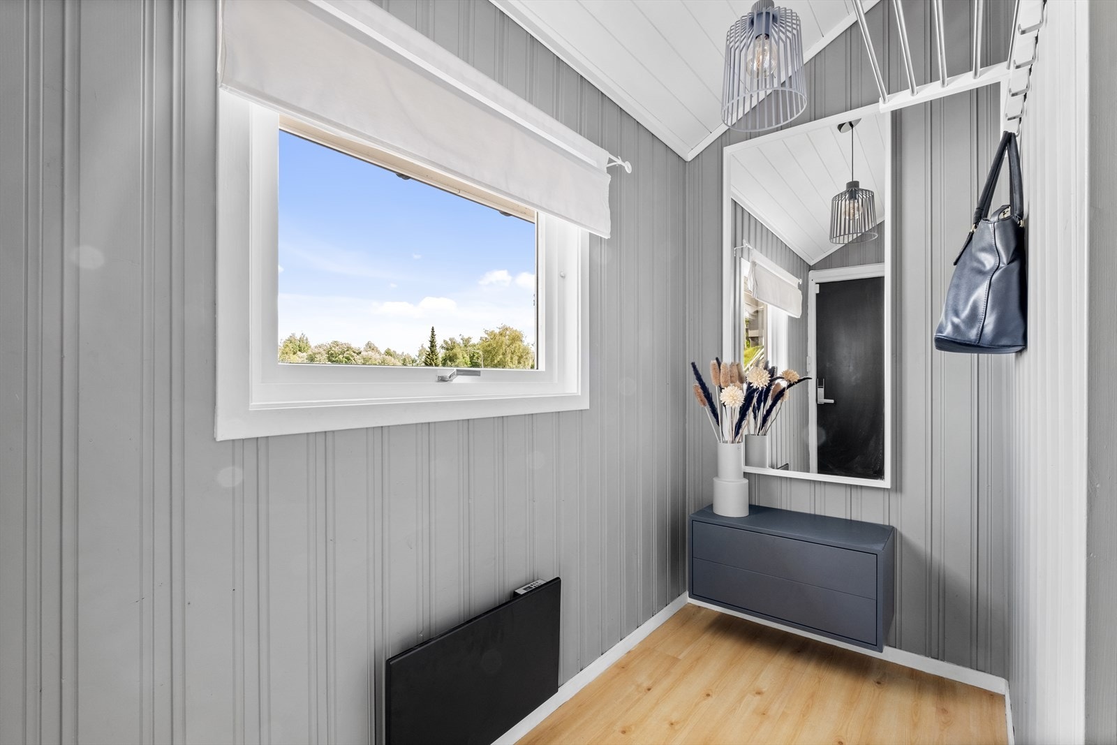 Vindfang med god plass til å henge fra seg klær og laminat på gulv - Vindfanget er ikke søkt om utvidet Galleribilde