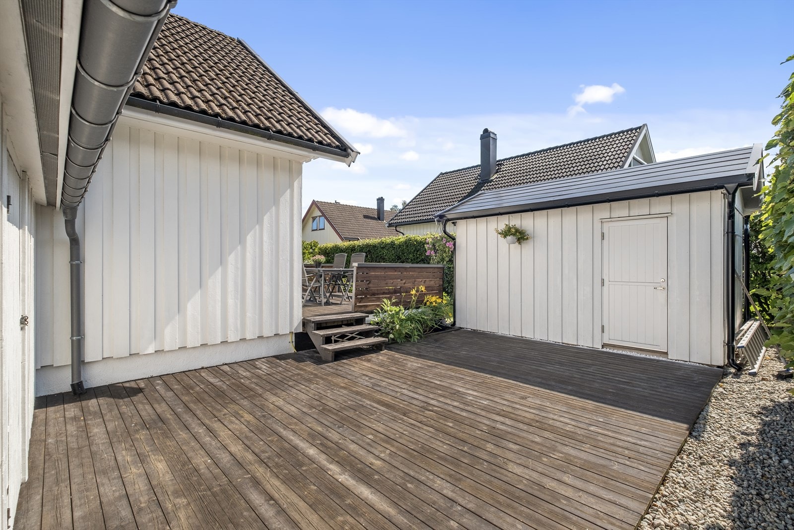 God plass til storfamilien, skjermet med bod i bakkant Galleribilde