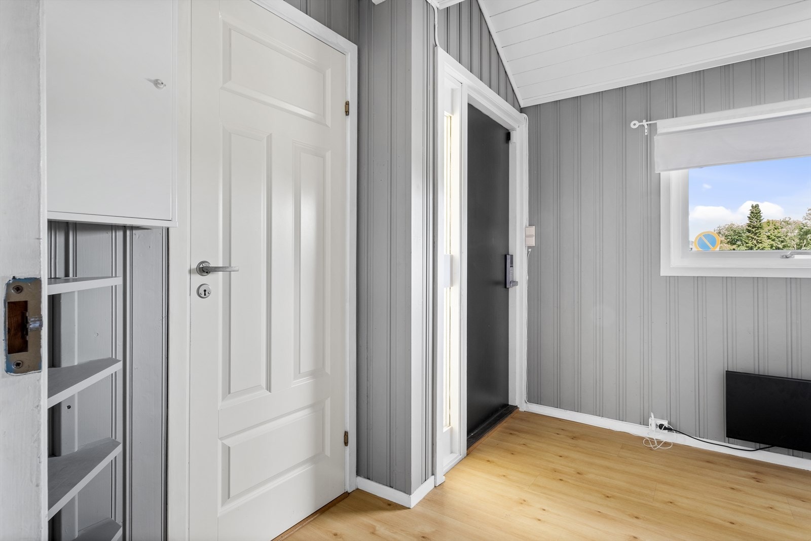 I vindfanget er det sikringsskap og tilgang til toalett Galleribilde