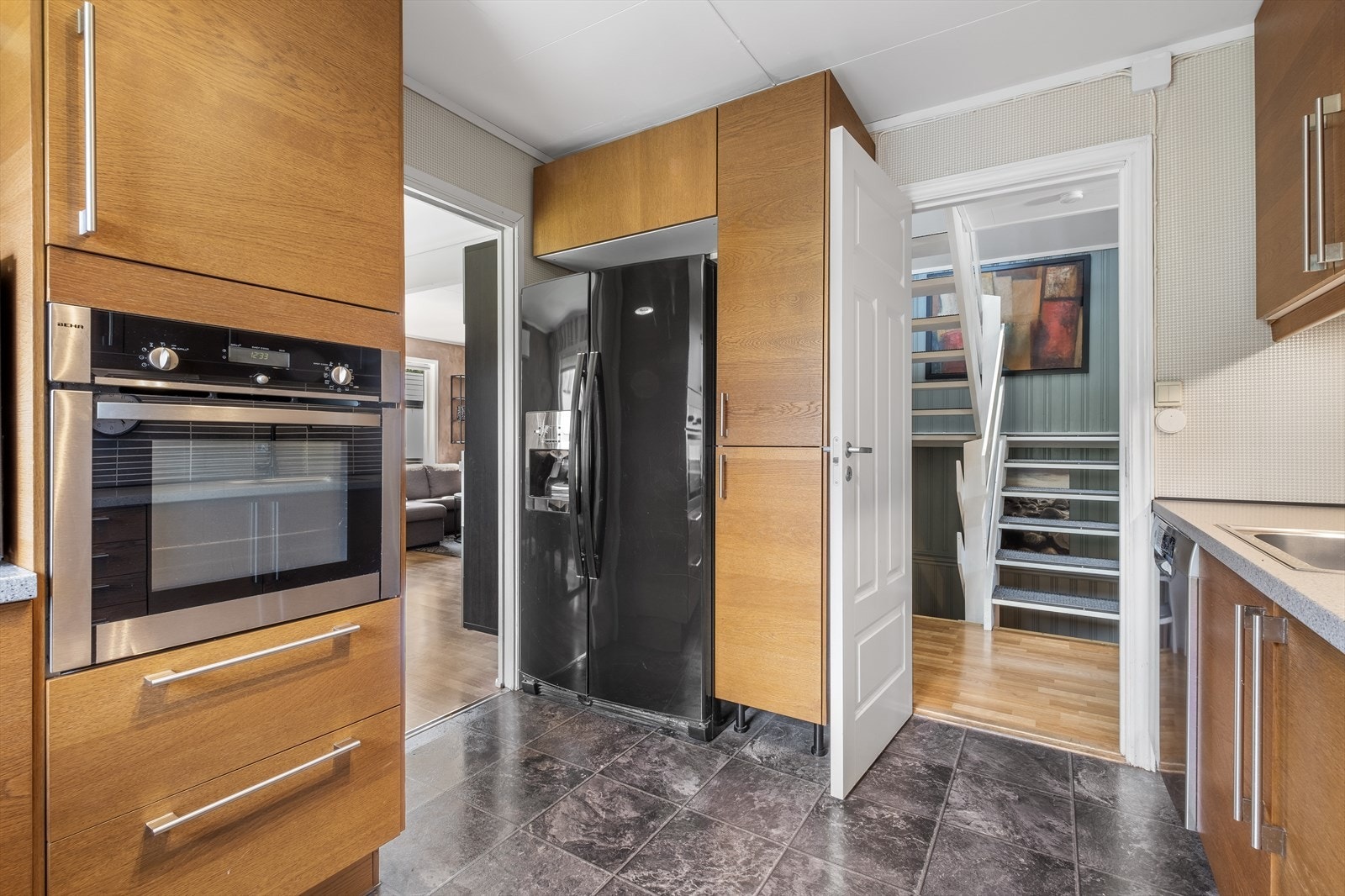 Det er plass til side by side kjøleskap som er bygget inn Galleribilde