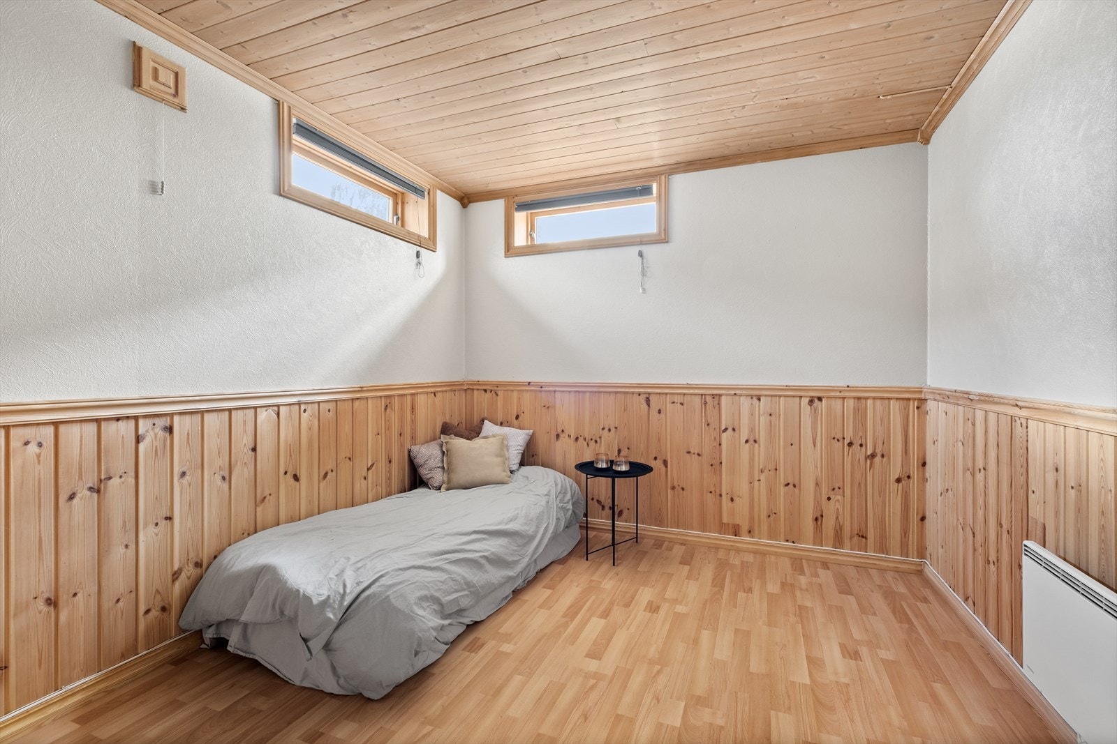 Rom i kjeller med laminat på gulv - I dag tegnet inn som bod i tegninger fra 1981. Ved å sette inn vindu og søke om dette rommet har du mulighet for flere soverom. Galleribilde