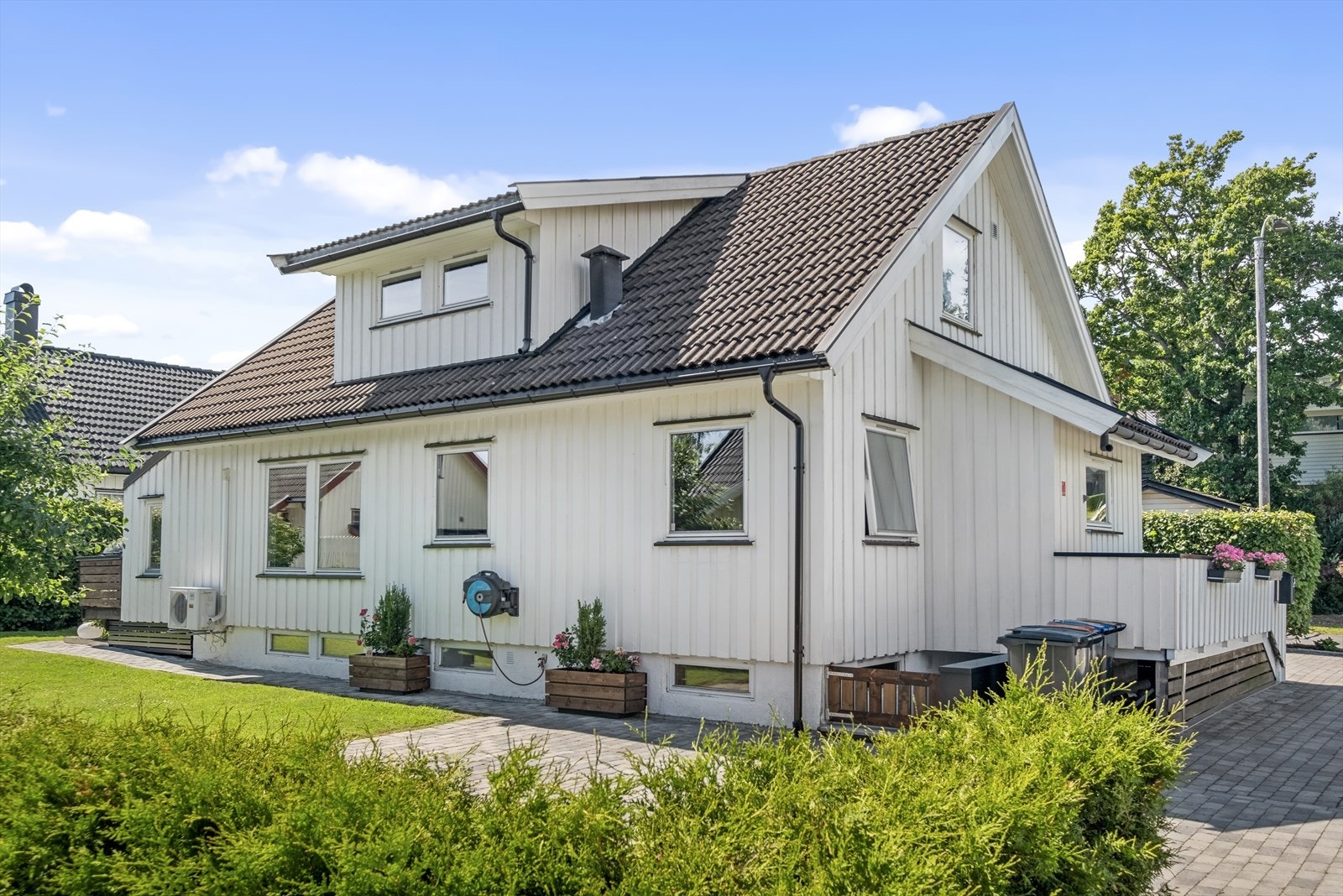 Egen inngang til kjeller helt til høyre på huset Galleribilde