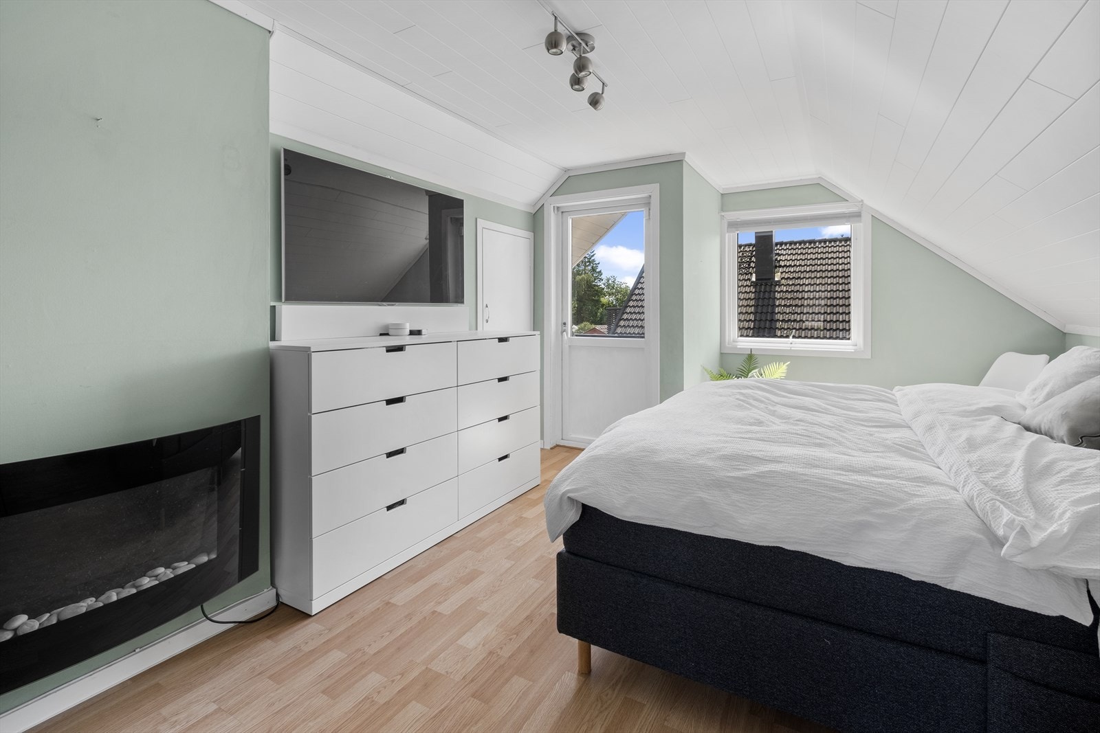 Laminat på gulv. Det er også en bod i rommet ved siden av balkongdør Galleribilde