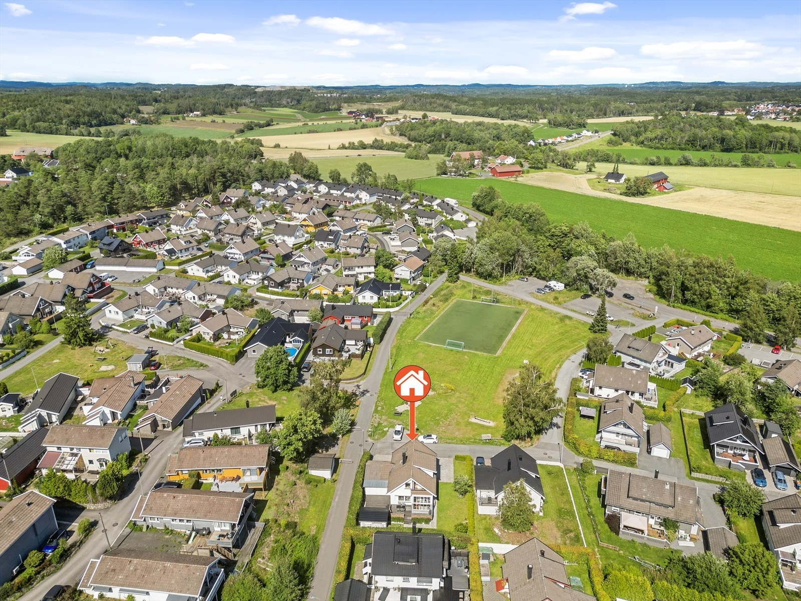 Boligen ligger innerst i blindvei og det ligger en fotballbane rett i nærheten Galleribilde