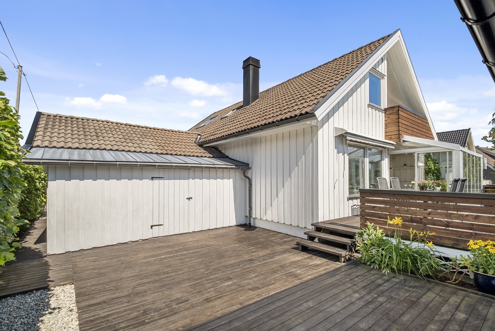 Kim Leite Slinning v/Eiendomsmegler1 Larvik har gleden av å presentere Klinkesteinveien 17 en enebolig med nyere bad og vaskerom. Eget kinorom i kjeller og en pent opparbeidet hage Galleribilde