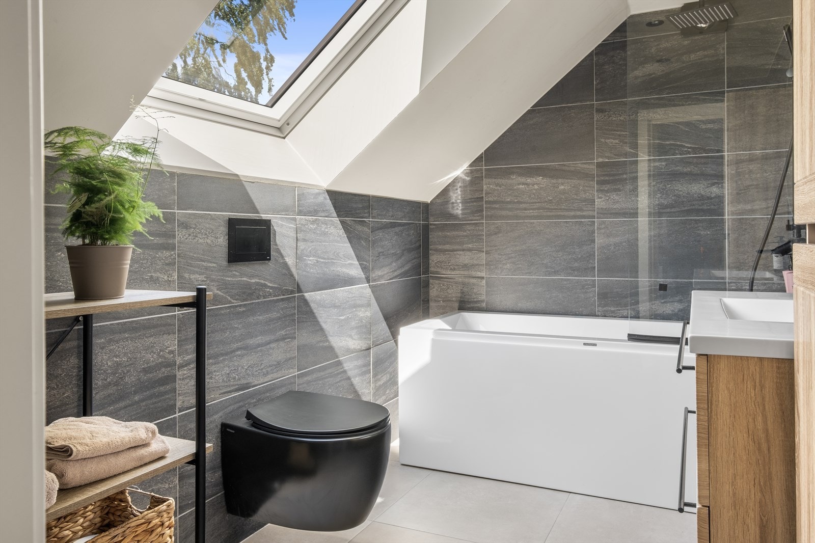 Toalettet er gjennomtenkt med vindu over slik at du ikke stanger i taket Galleribilde