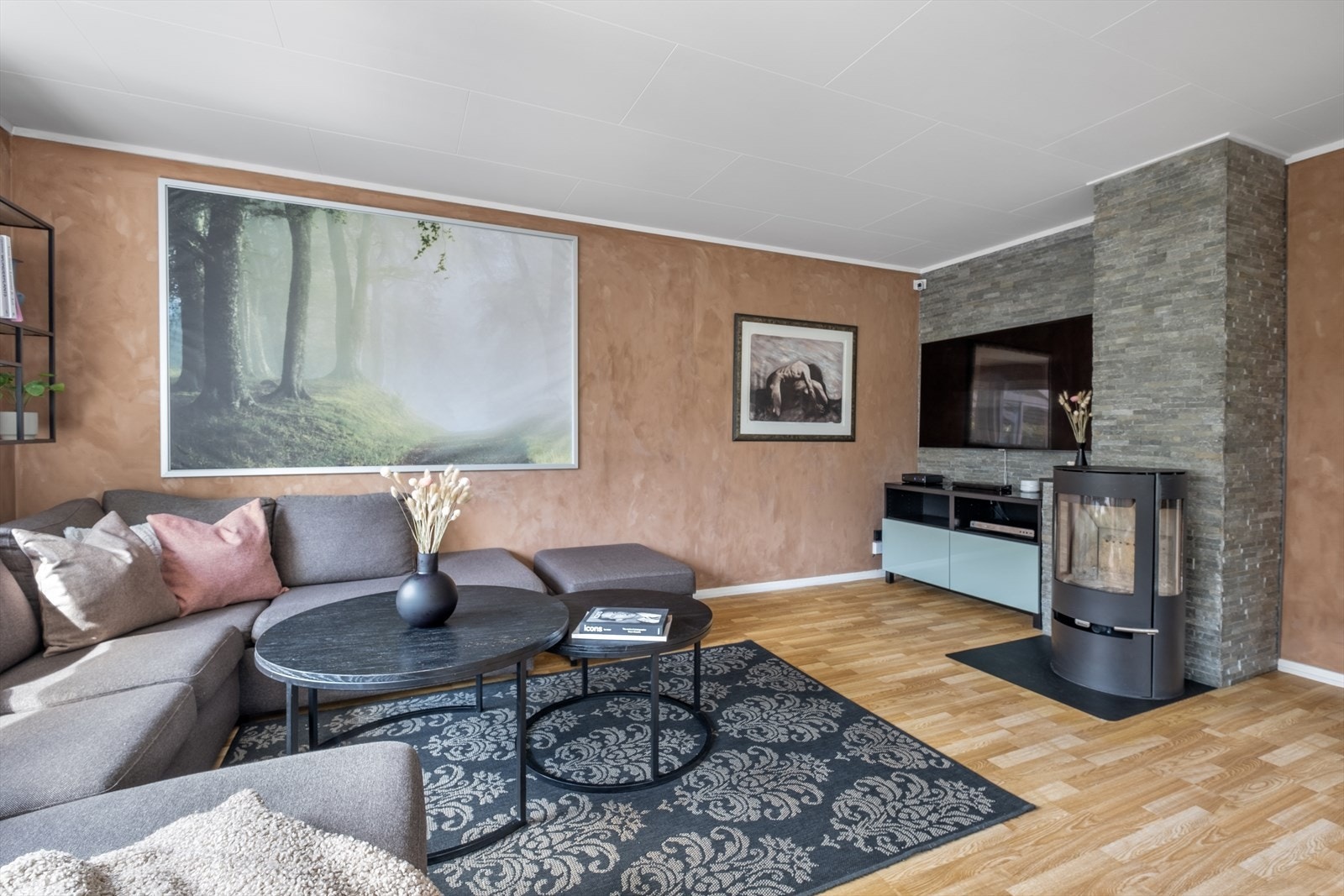 Pene detaljer bak peisovn med skifervegg Galleribilde