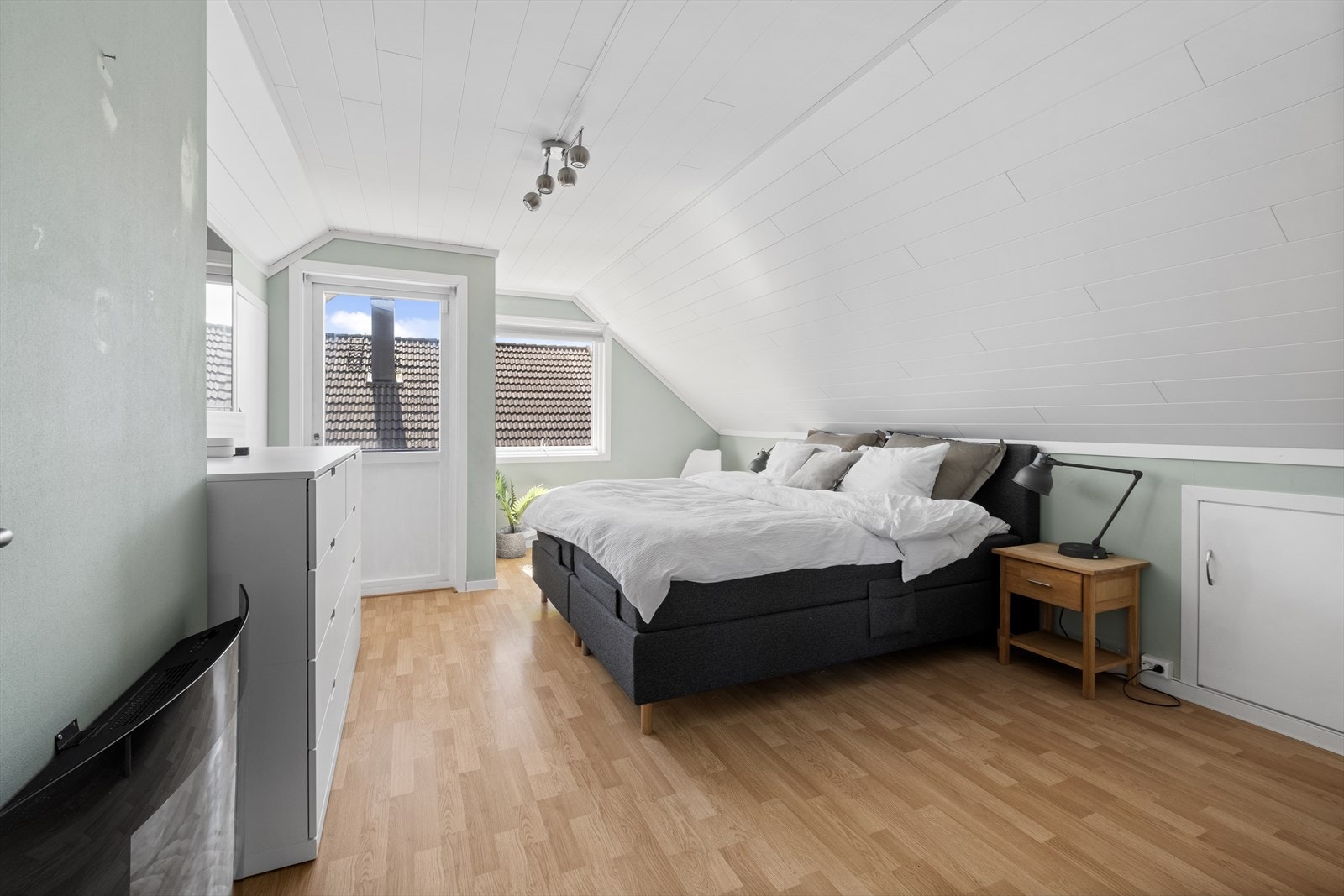 Hovedsoverommet er romslig med knevegger og utgang til overbygget balkong Galleribilde