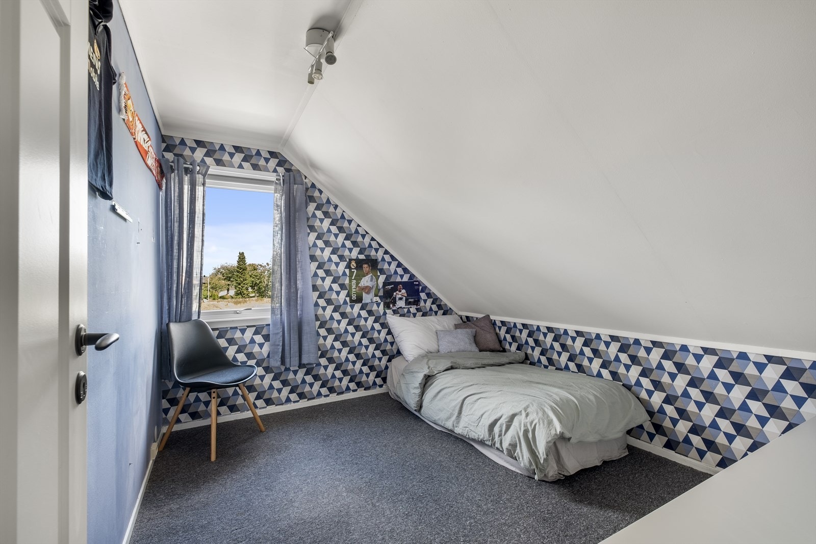 Soverom med teppegulv og plass til dobbeltseng Galleribilde