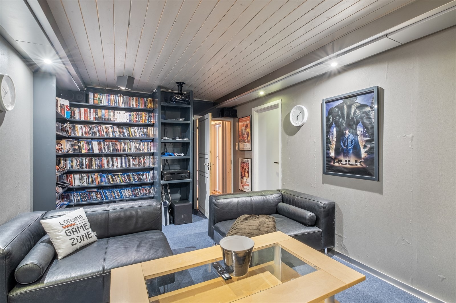 Det er god plass til filmer og døren til høyre fører til et uinnredet rom. Prosjektor følger ikke med Galleribilde