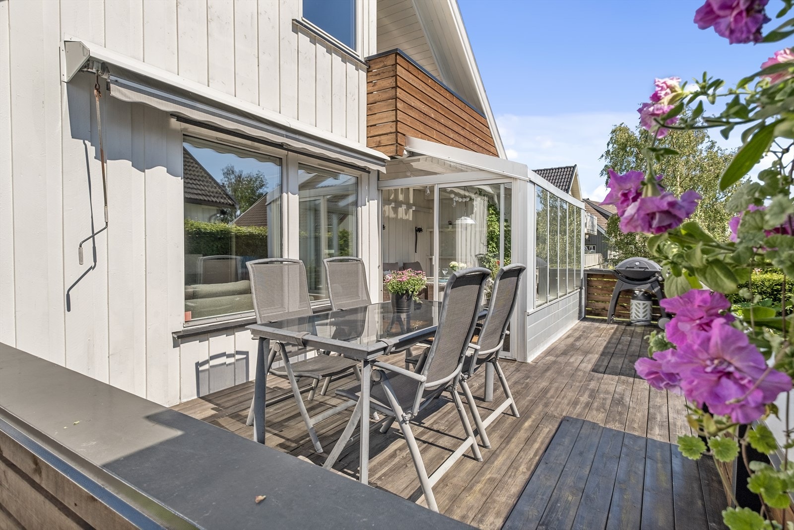 God plass til flere fine hagegrupper. Det er også plass til en hagegruppe på balkongen fra soverommet Galleribilde