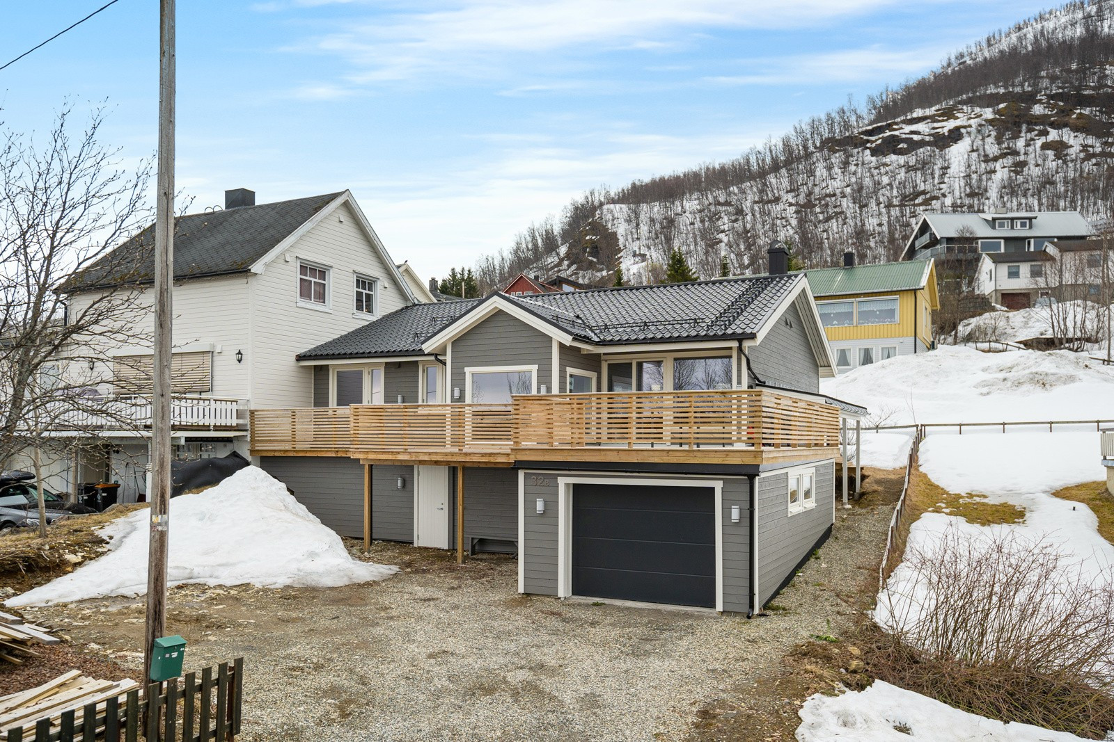 Nyrenovert vertikaldelt bolig med stor terrasse sentralt beliggende i Tromsdalen