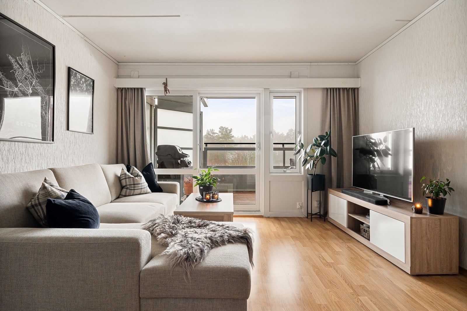 Stor vindusflate gir godt med naturlig lys til rommet Galleribilde