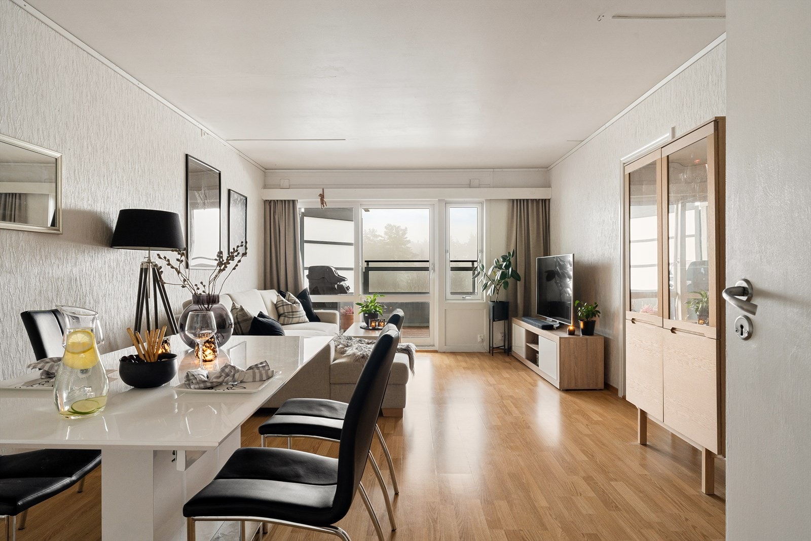 Velkommen inn! Romslig stue med plass til sofa- og spisegruppe Galleribilde
