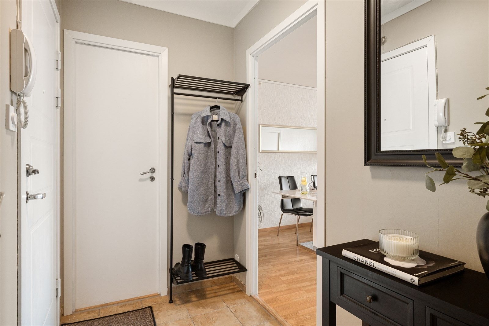 Entre med flis på gulv. Bod i bakkant kan også brukes som garderobe Galleribilde