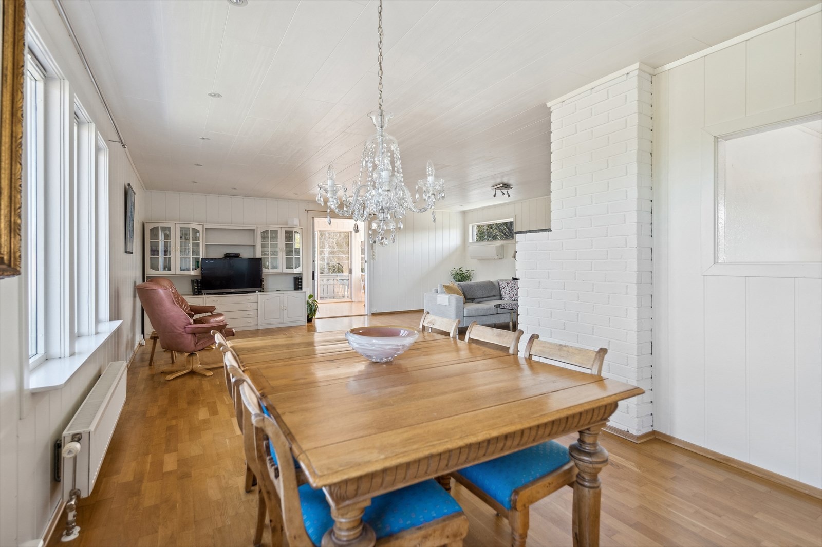 I tilknytning til stuen er det en egen spisestue med rom for spisemøblement. Galleribilde