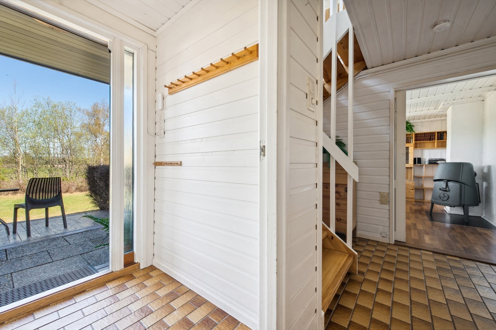 Boligen har adkomst via sokkeletasjen. Galleribilde