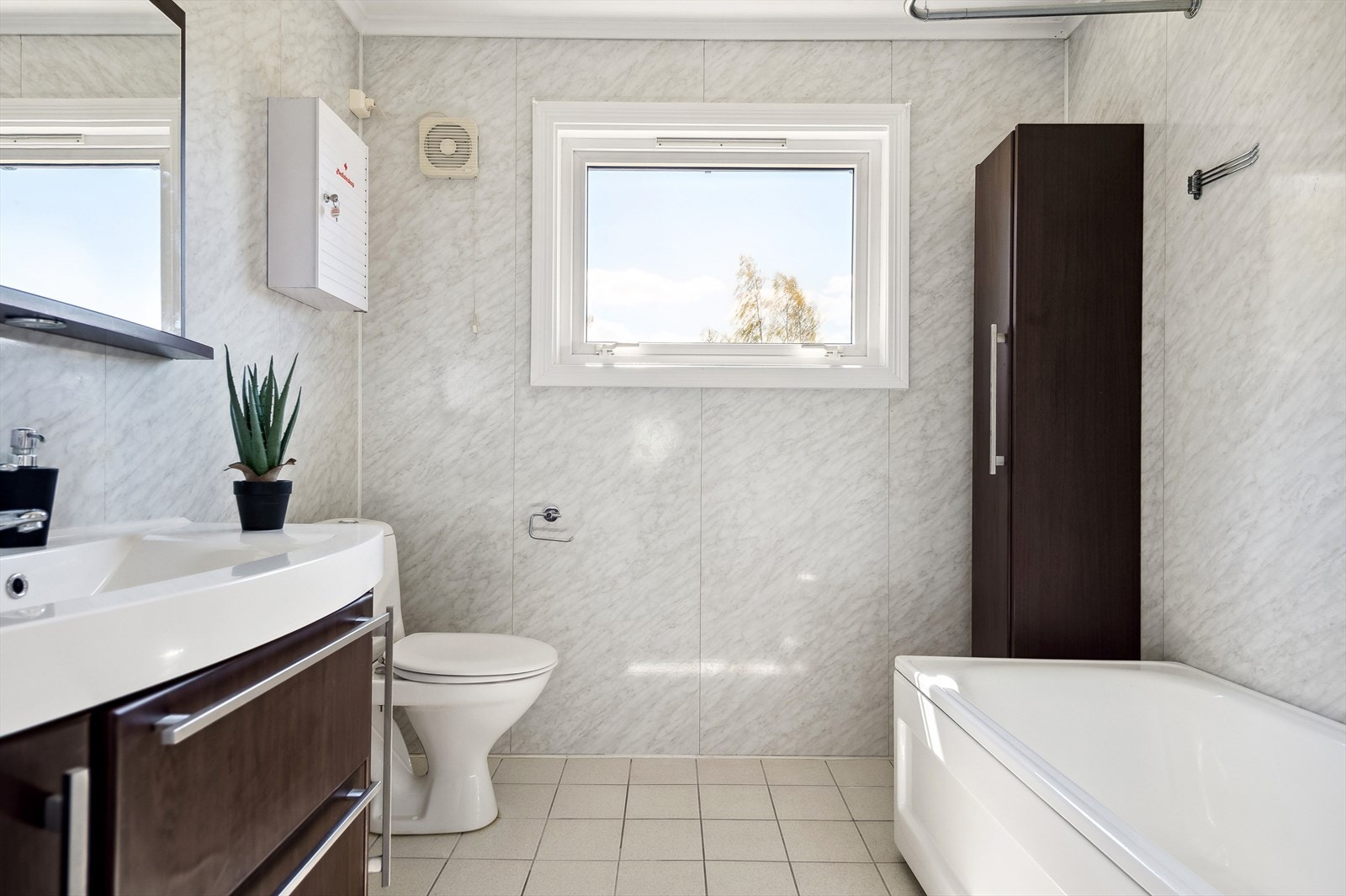 Badet i hovedetasjen er utstyrt med badekar hvor det er montert dusj over, servant med skap og WC. Rommet varmes opp med stråleovn og gulvvarme. Galleribilde