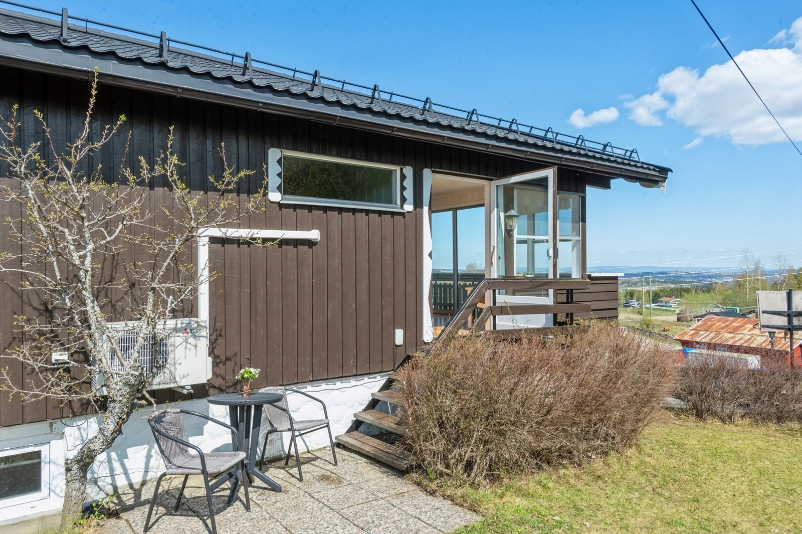 Fra sommerstuen er det adkomst til baksiden av huset, hvor det er en fin uteplass. Galleribilde