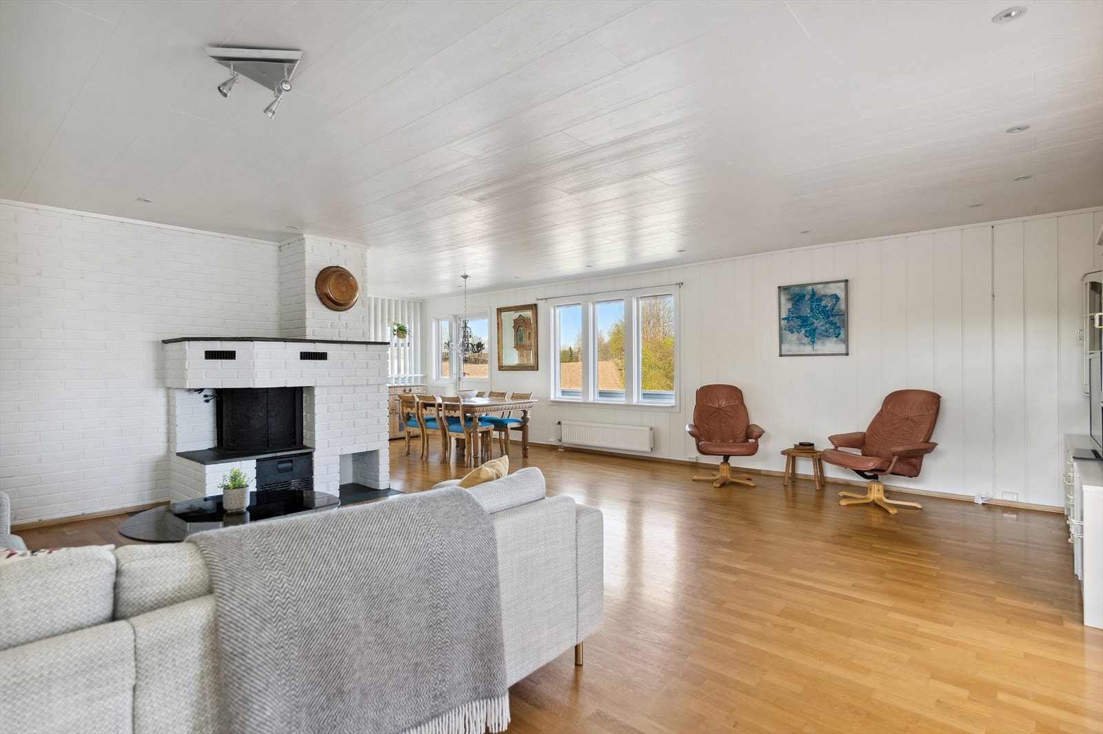 I boligens hovedetasje finner du stue, spisestue, kjøkken, bad og to soverom. Galleribilde