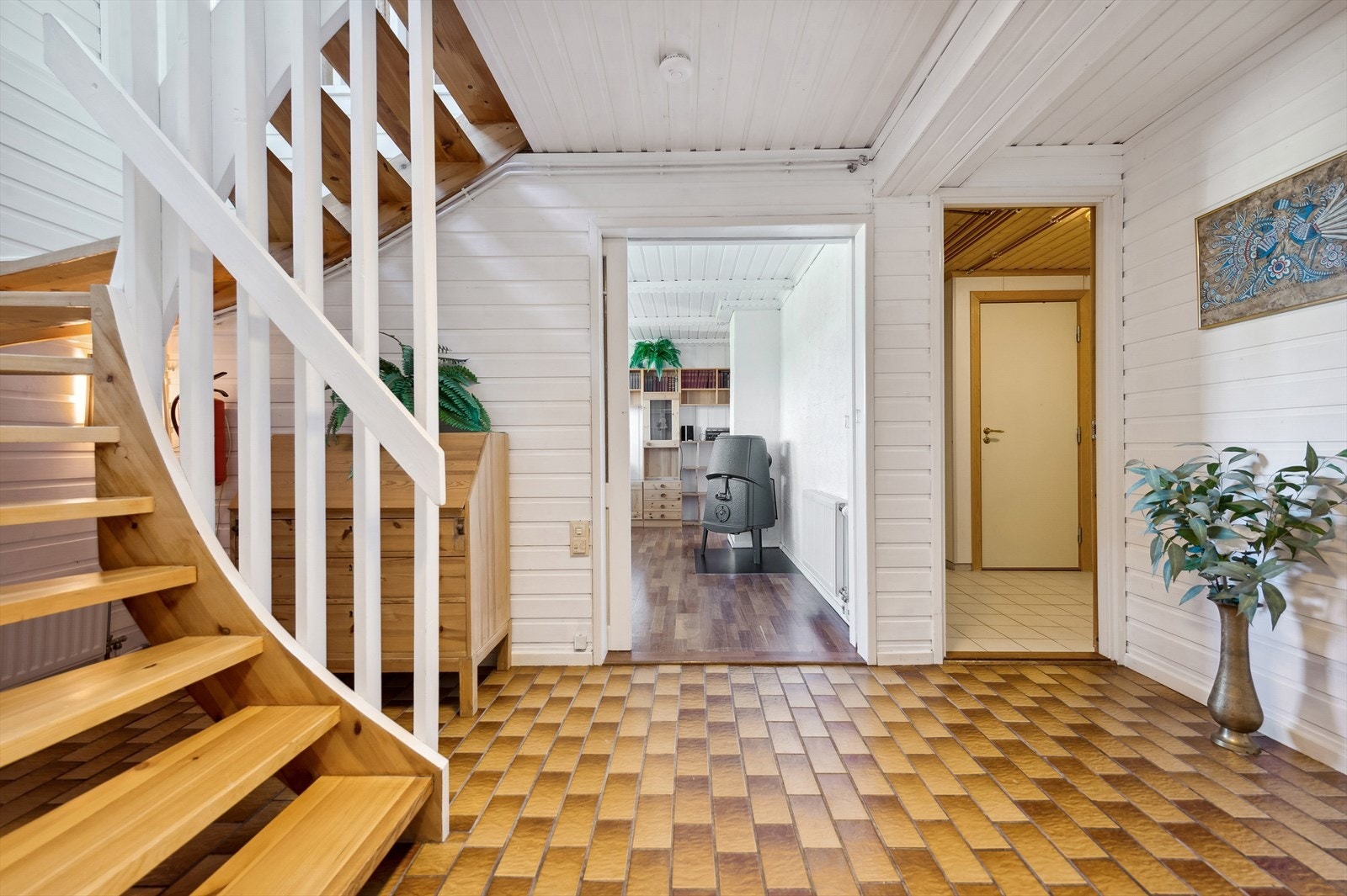 Vi ønsker velkommen inn i entreen hvor du kan henge fra deg tøy og sette fra deg sko. Fra entreen er det videre adkomst til trappegangen. Galleribilde