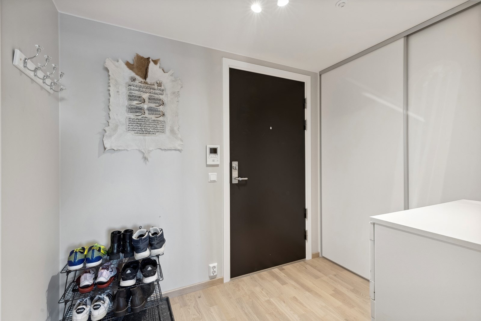 Praktisk og innbydende entré med plass til skoskap og oppheng Galleribilde
