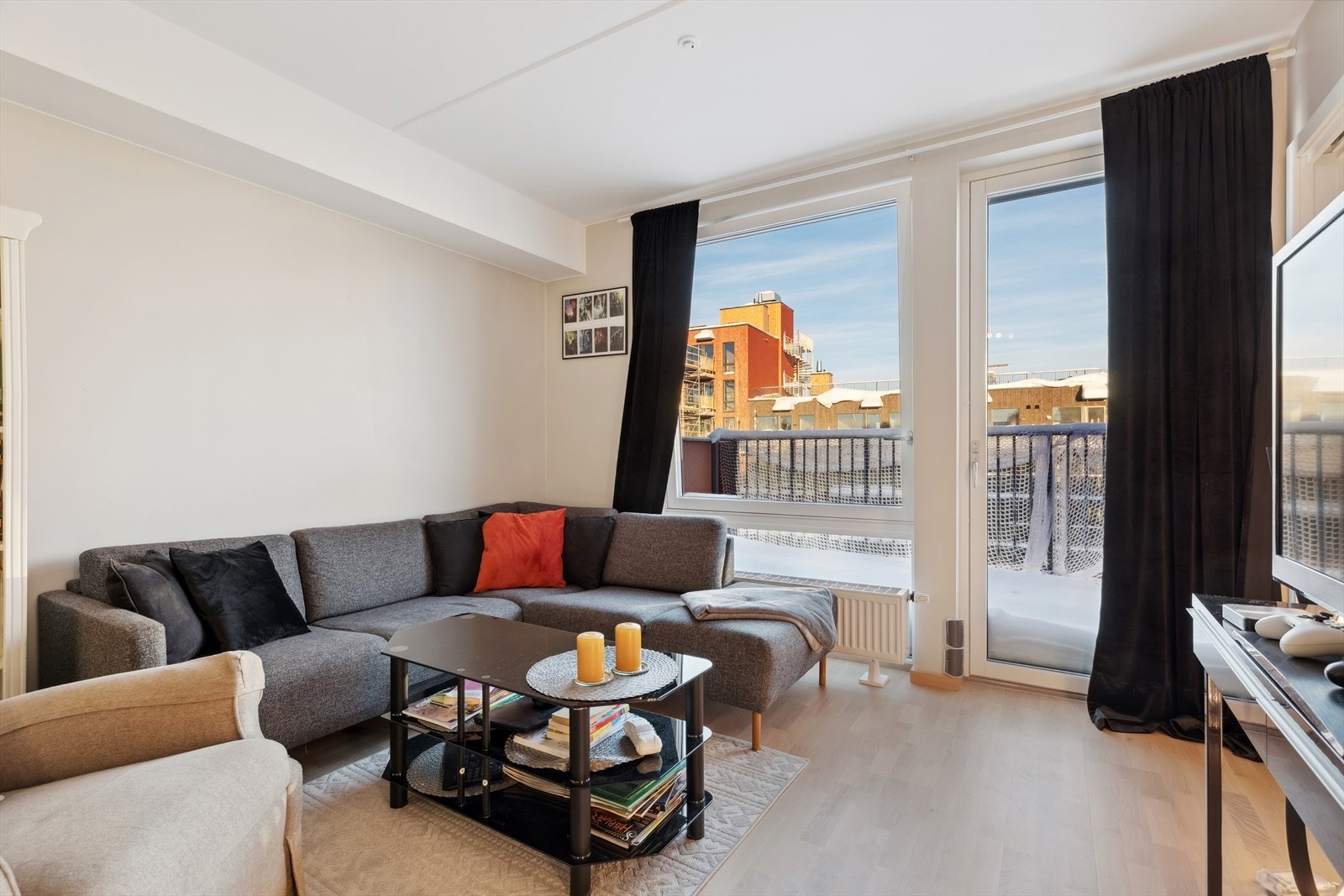 Romslig balkong på hele 8 m², vendt mot nordvestlige solforhold Galleribilde