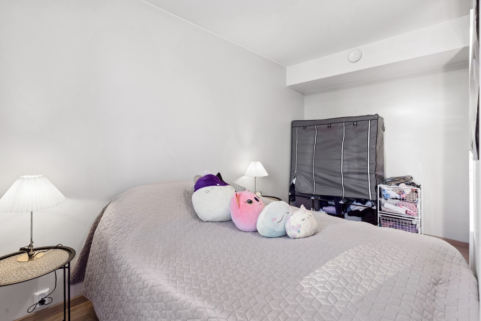 Det er plass til dobbeltseng, nattbord og garderobeløsning Galleribilde