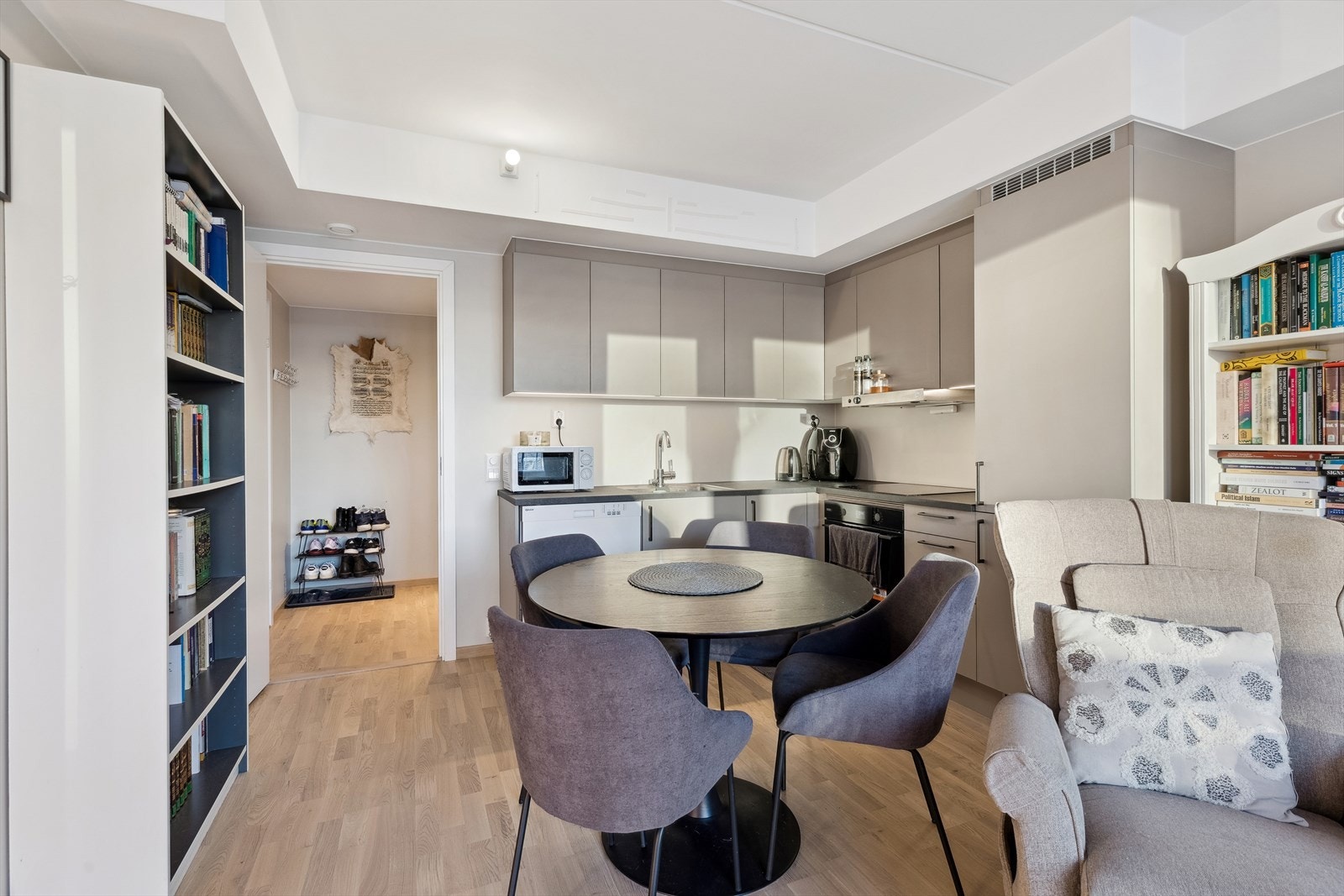 Videre inn kommer du til en trivelig stue med åpen løsning mot kjøkkenet Galleribilde