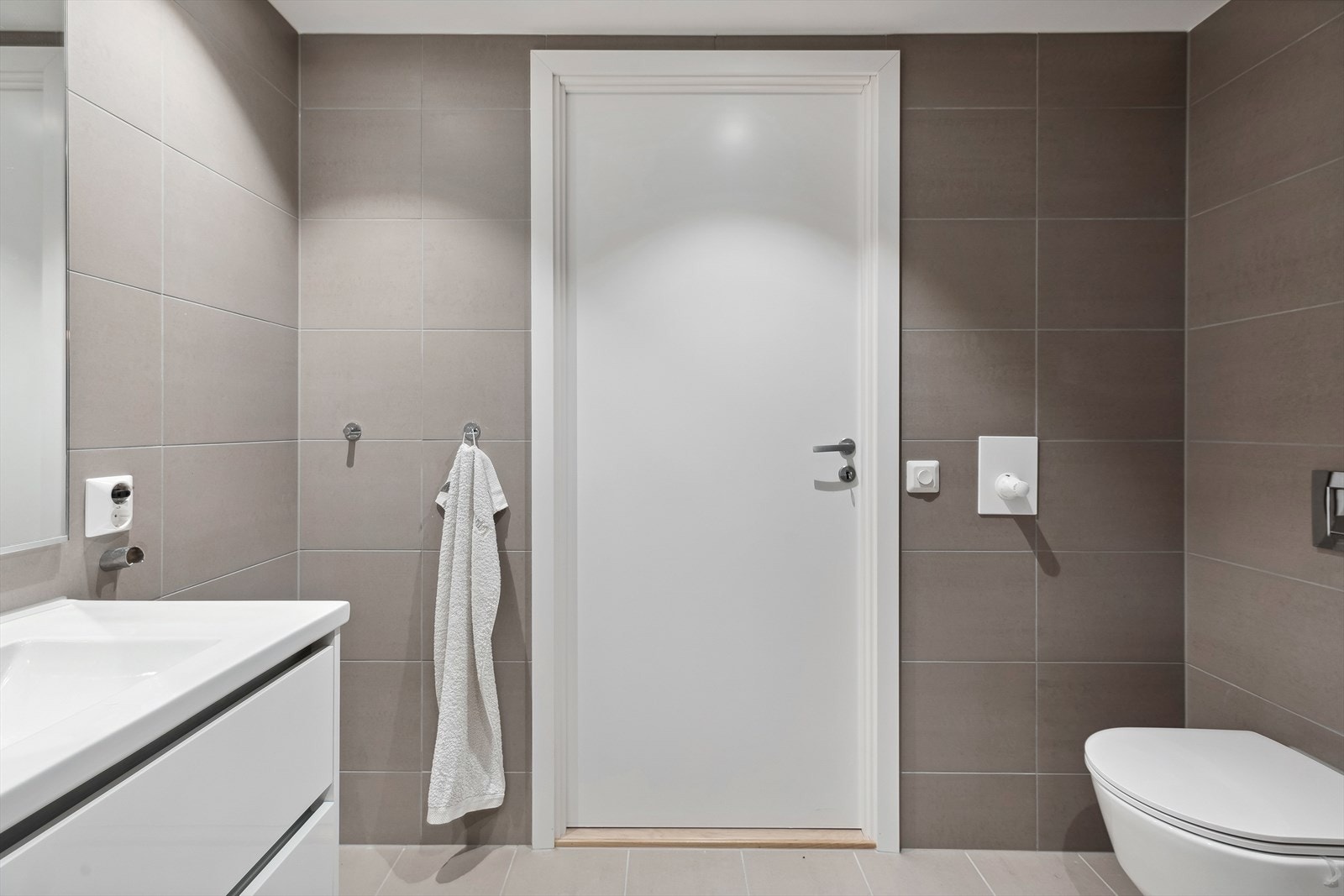 Det er også opplegg og plass til både vaskemaskin og tørketrommel på badet Galleribilde