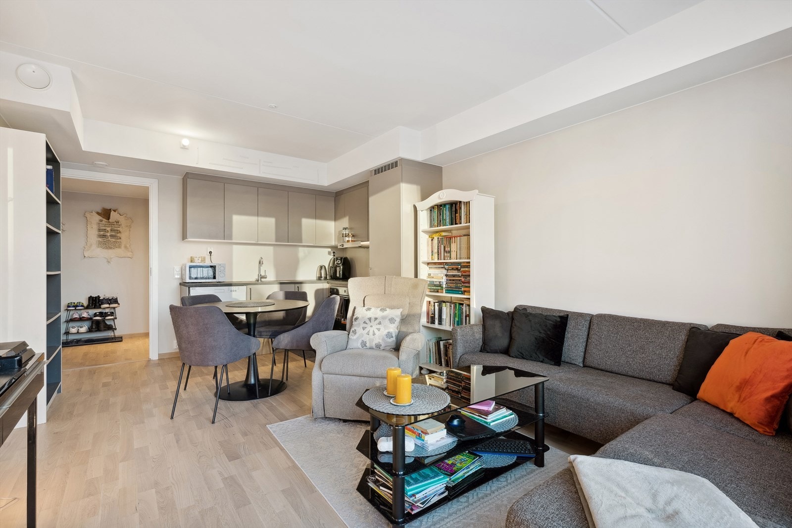 I stuen er det plass til både sofagruppe og spisebord Galleribilde