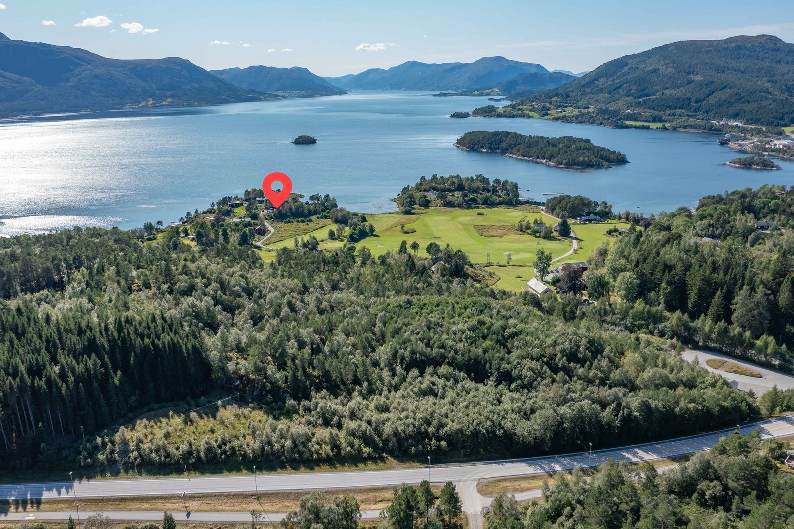 Oversiktsbilde over tomteområdet mot fjorden.
Tomt 44 ligger et steinkast fra sjøen. Galleribilde