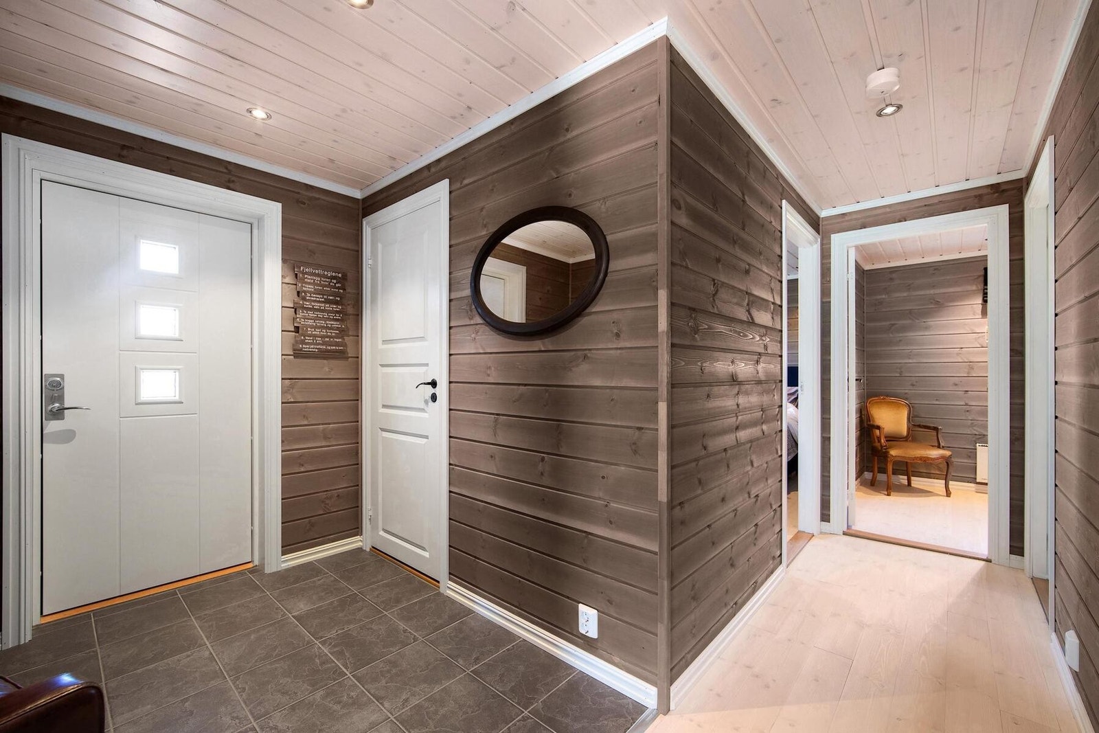 Fra entreên er det inngang til praktisk bod. Foto fra tilsvarende hyttemodell. Galleribilde
