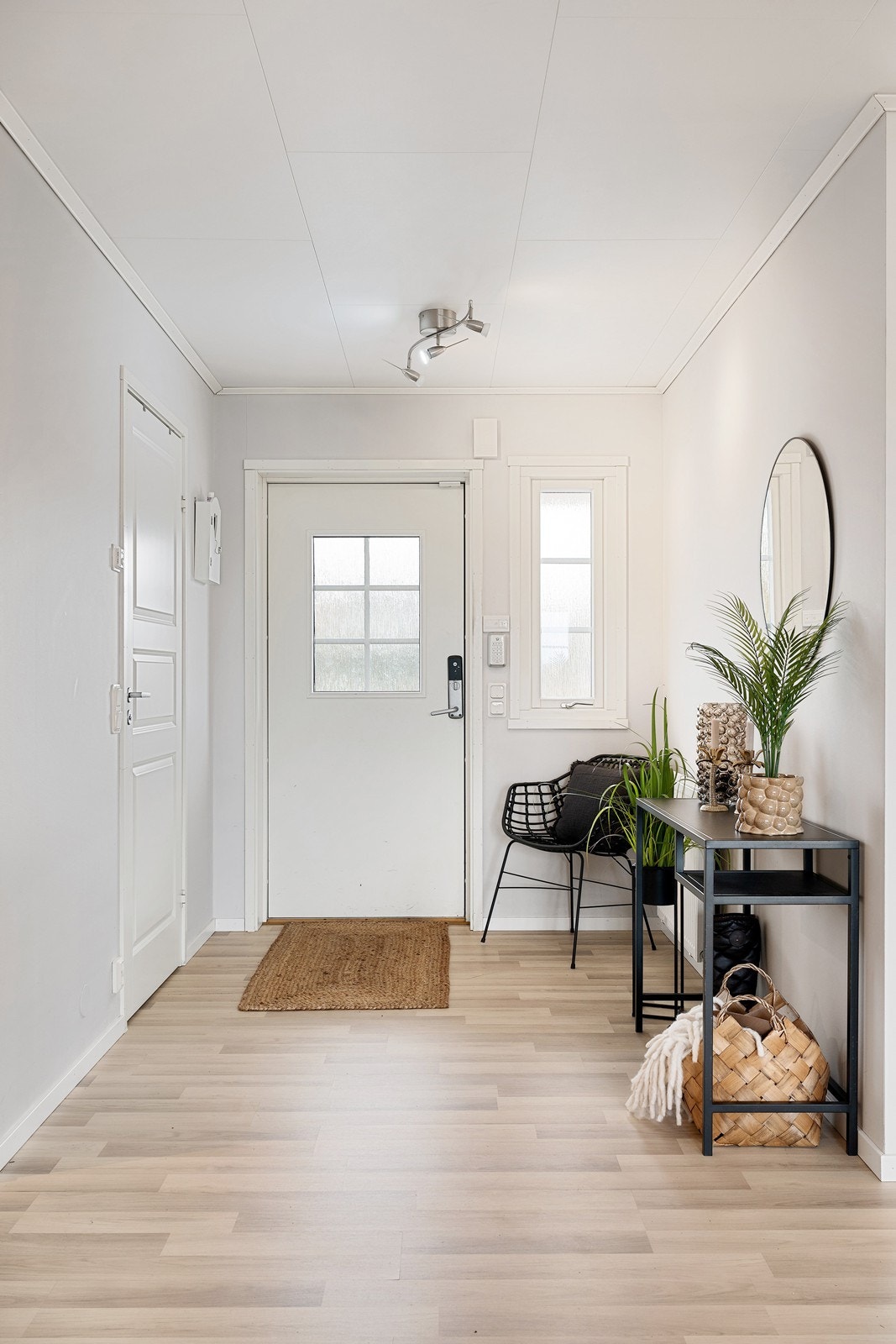 Entréen er lys og tiltalende med god plass oppbevaringsmøblement. Galleribilde